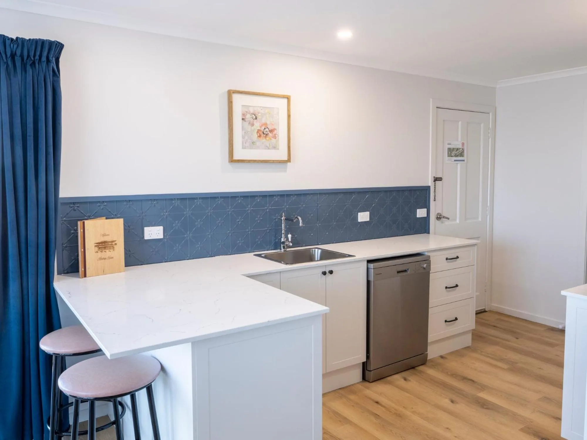 Kitchen or kitchenette in Heritage House Motel & Units