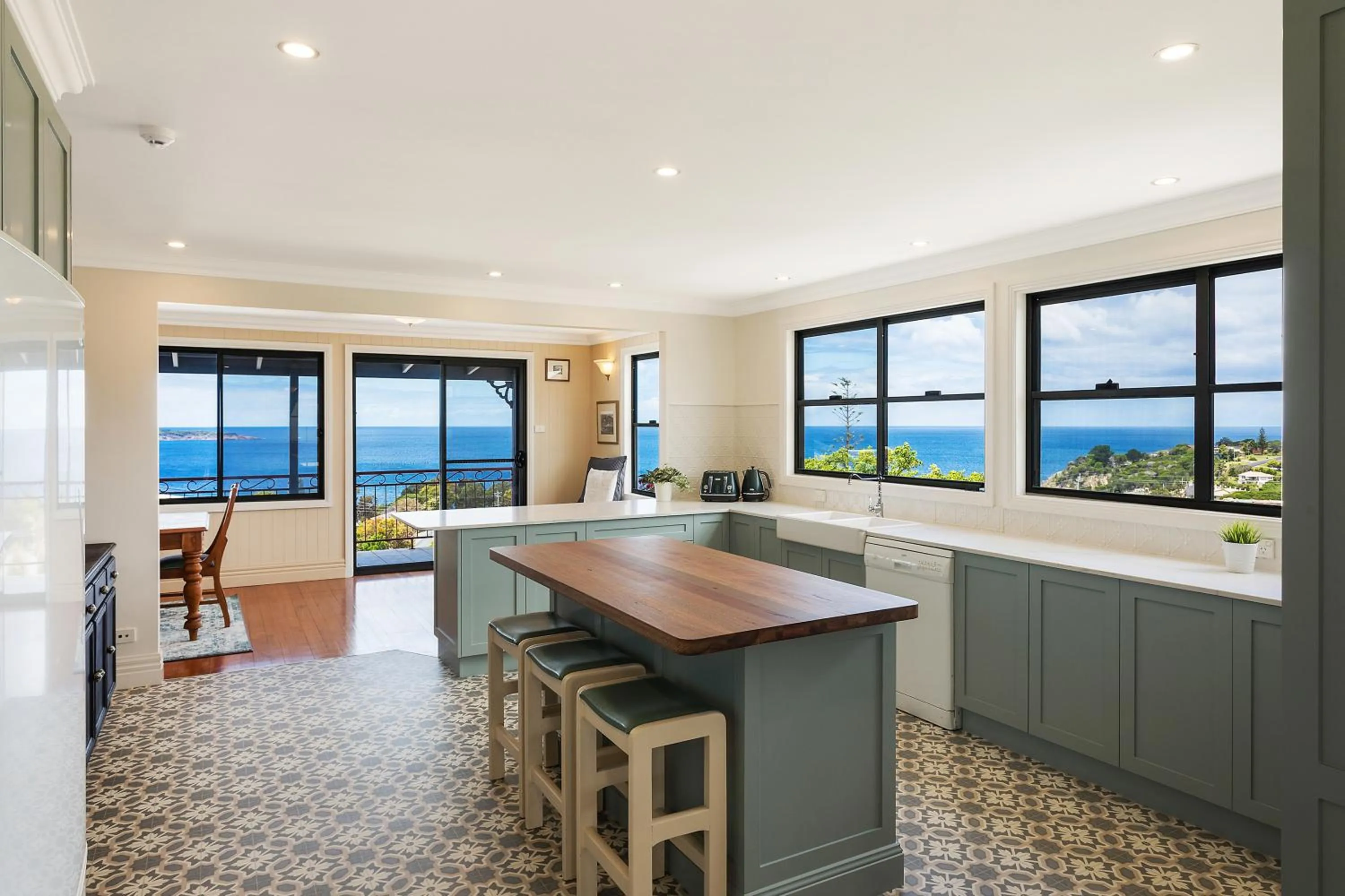 Kitchen or kitchenette in Heritage House Motel & Units