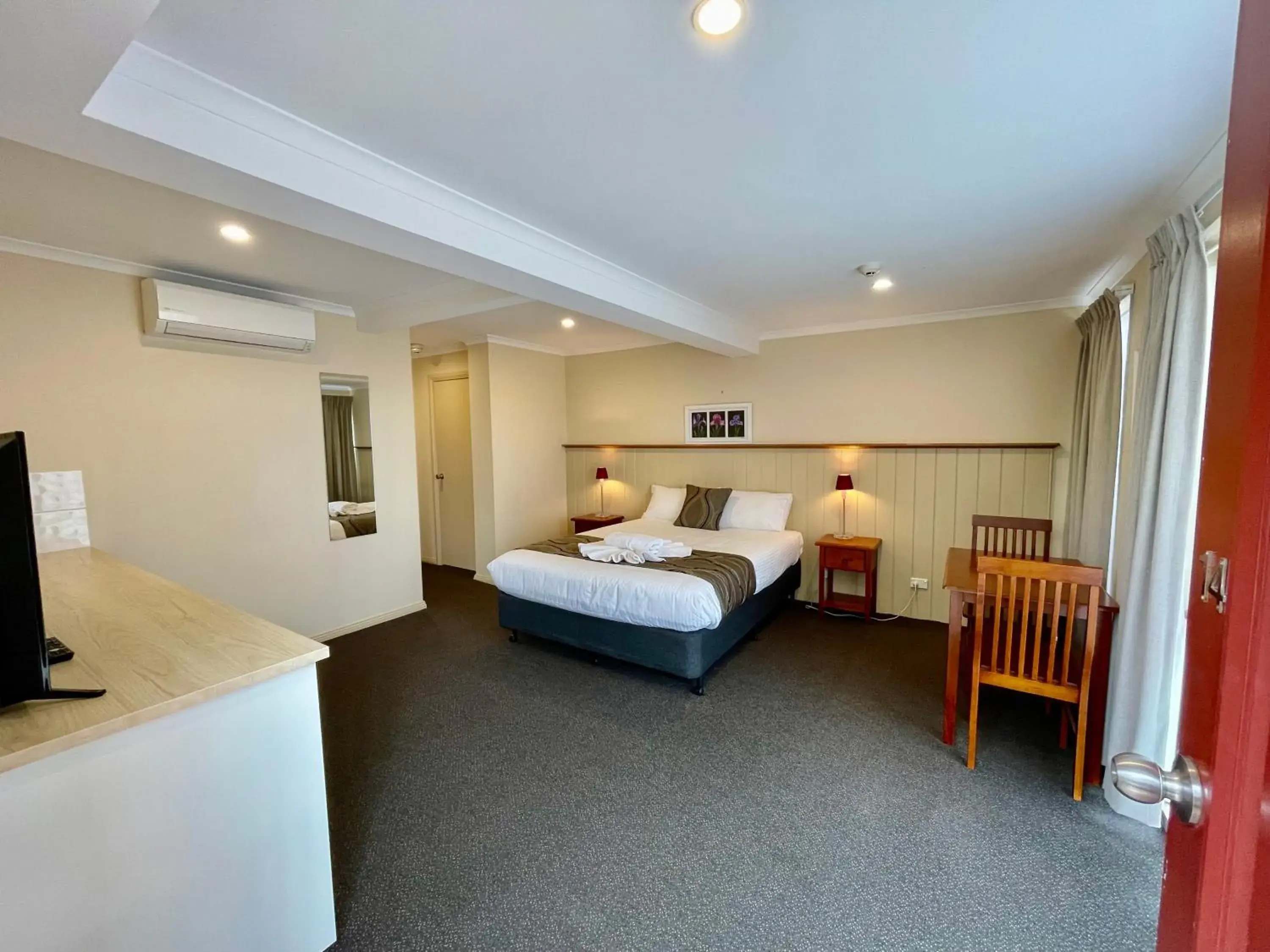 Queen Room in Heritage House Motel & Units Queen Room in Heritage House Motel & Units