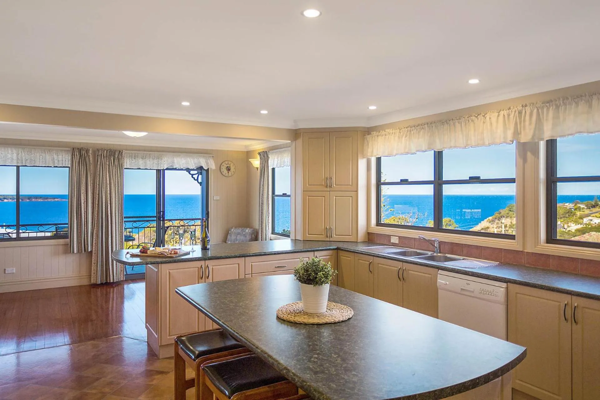 Kitchen or kitchenette in Heritage House Motel & Units