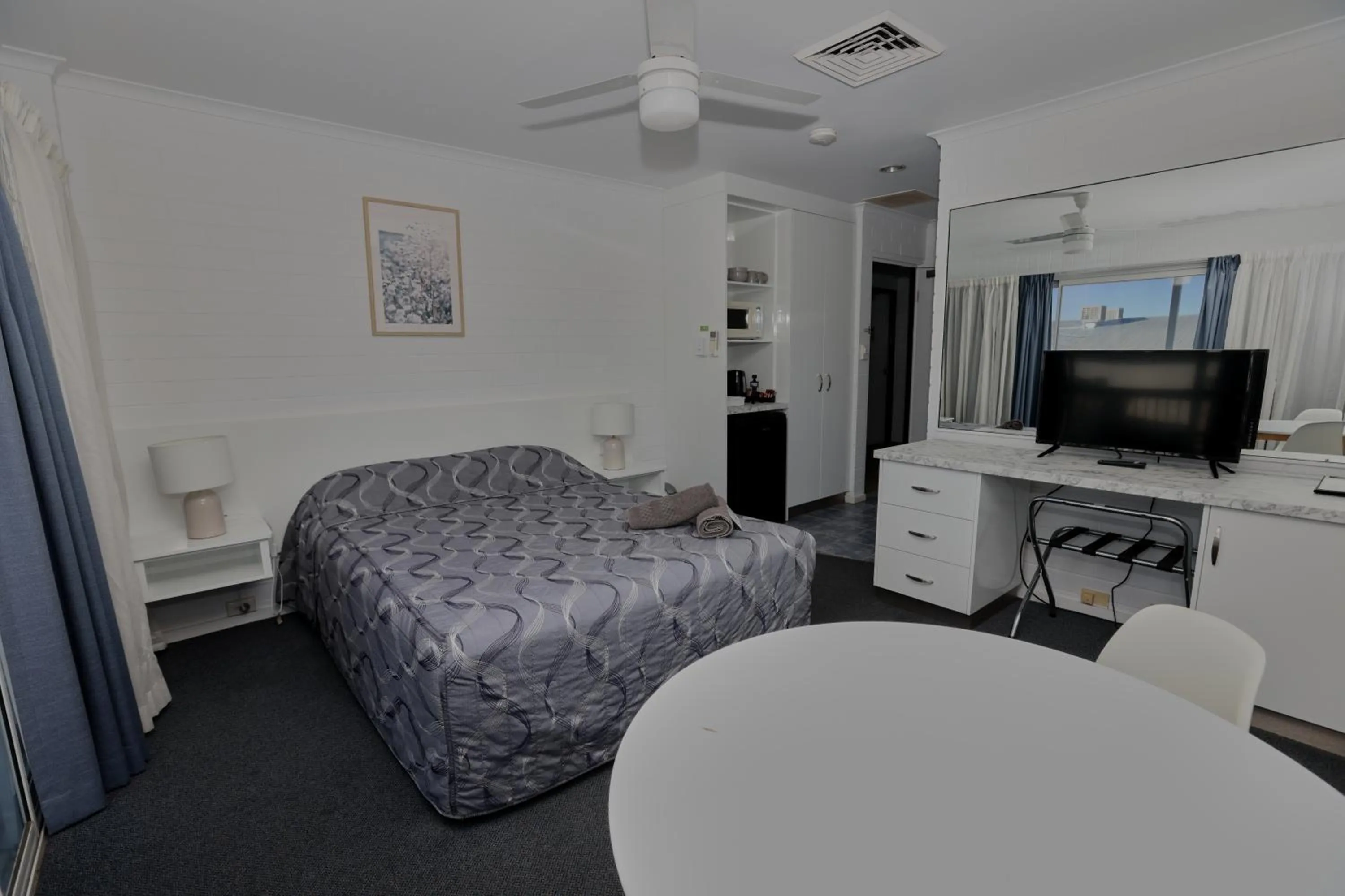 TV and multimedia, Bed in Dalby Manor Motor Inn