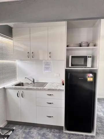 Kitchen or kitchenette in Dalby Manor Motor Inn