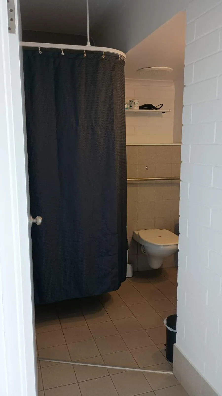 Shower in Dalby Manor Motor Inn