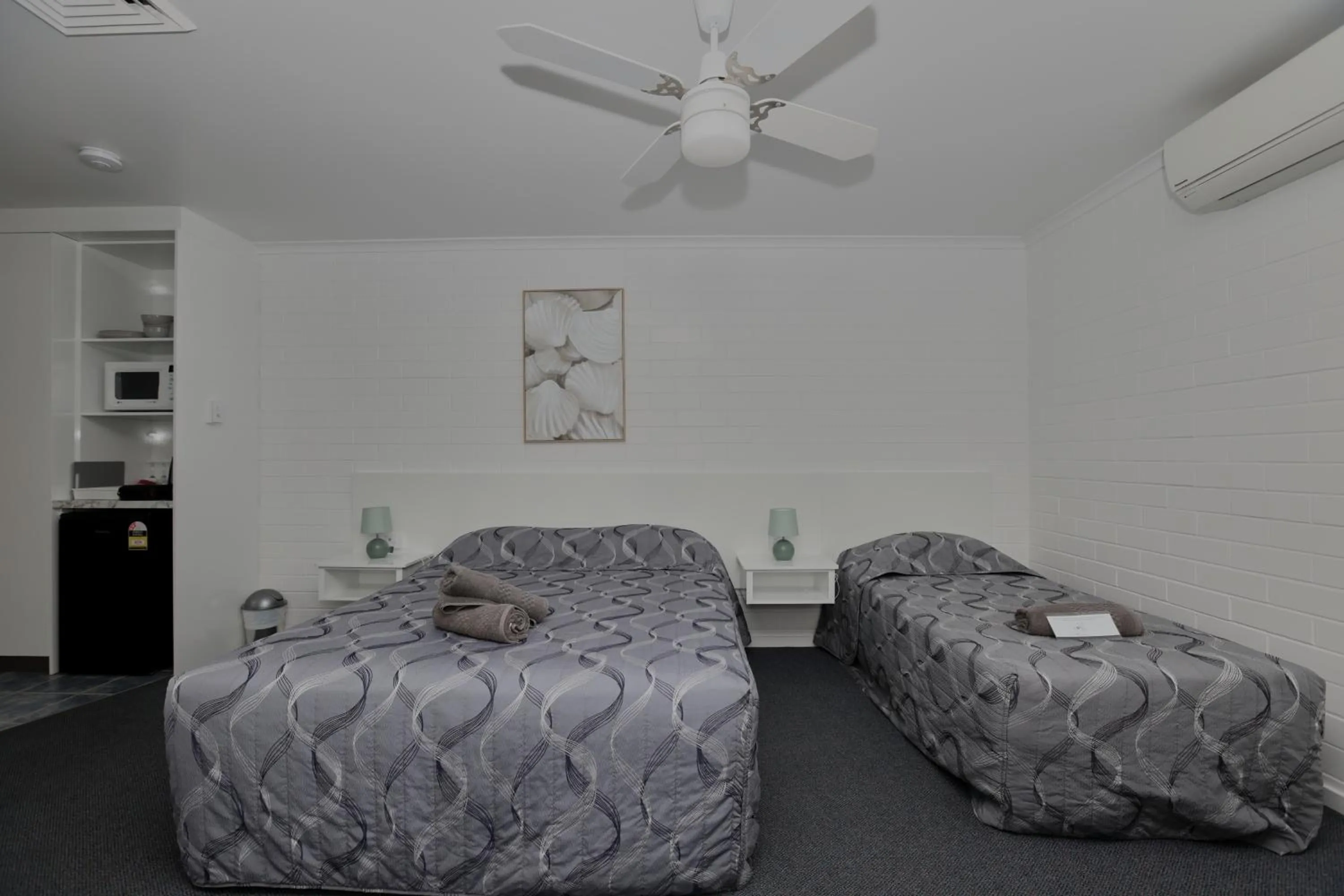 Bed in Dalby Manor Motor Inn