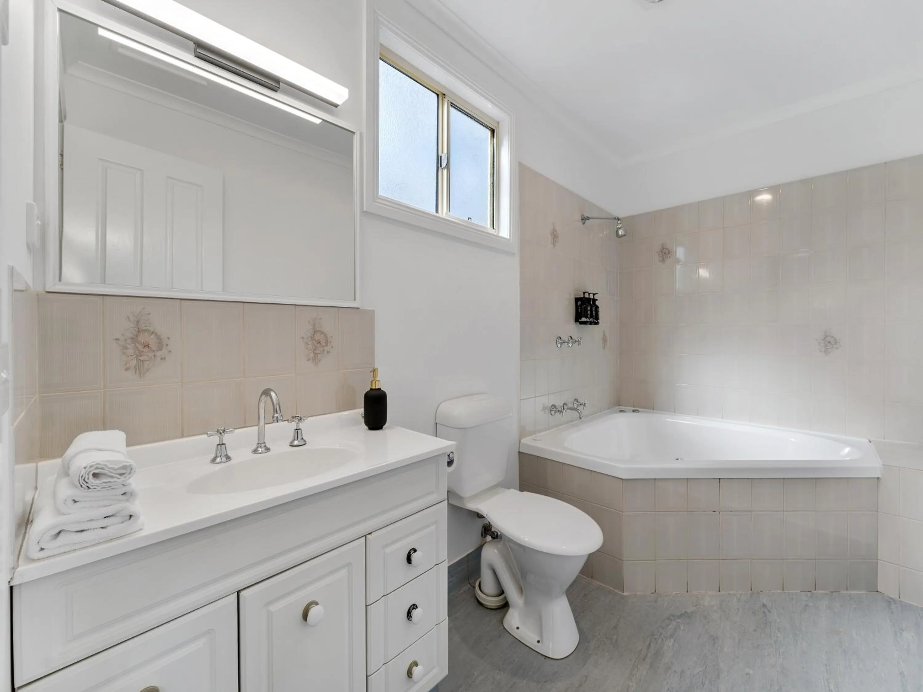 Bathroom in BIG4 Tasman Holiday Parks - Bright