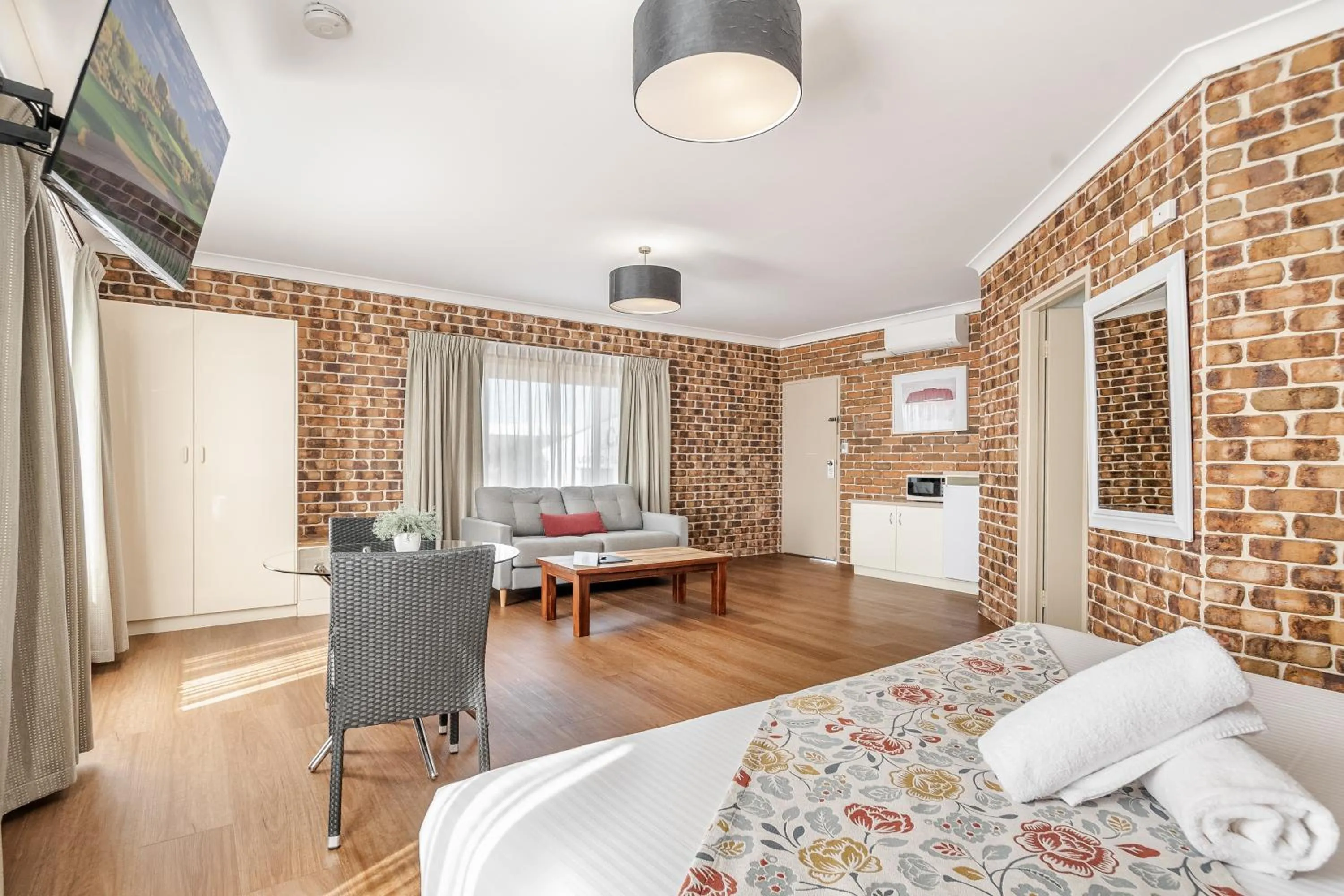 Bed in Richmond Motor Inn