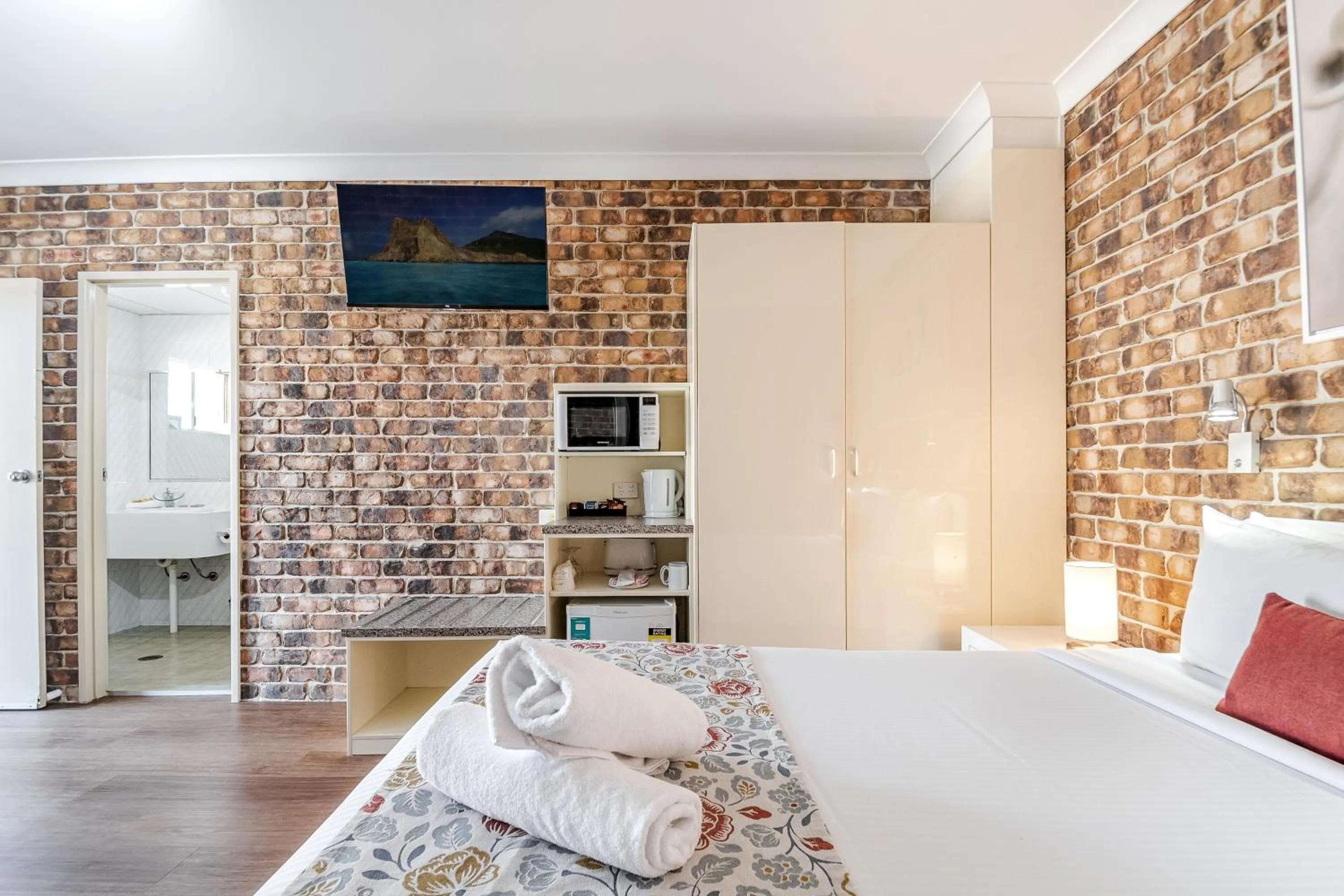 Bed in Richmond Motor Inn