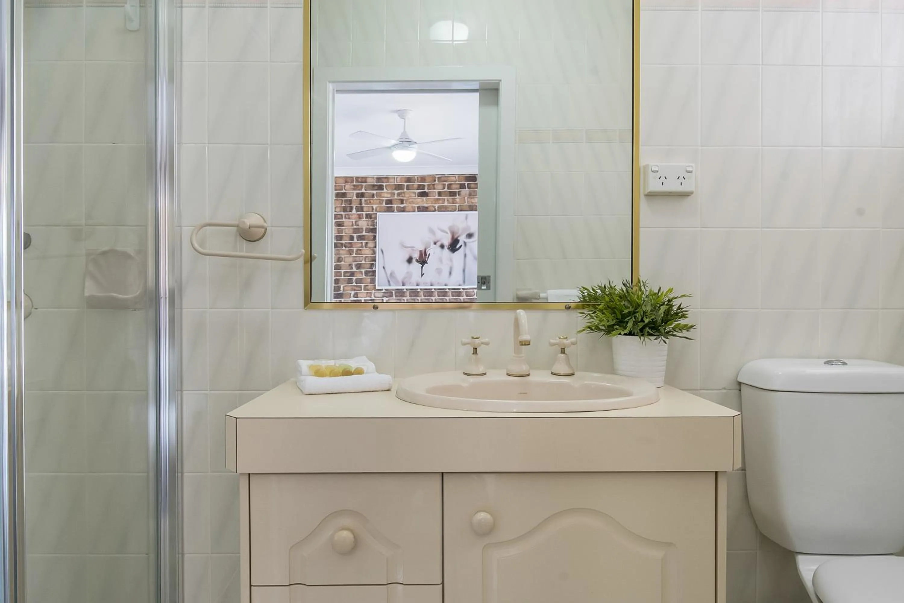 Bathroom in Richmond Motor Inn