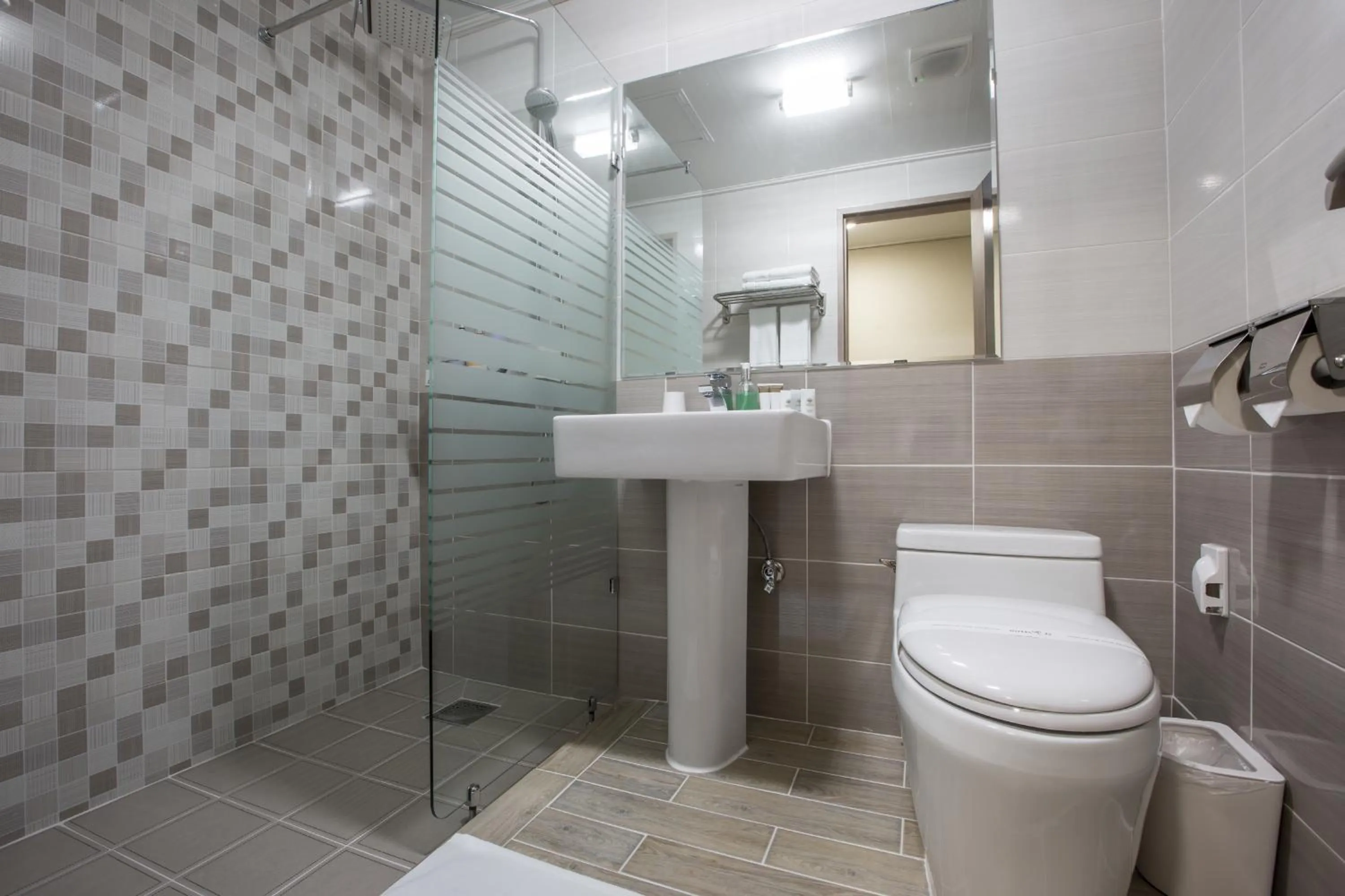 Bathroom in Elin Hotel