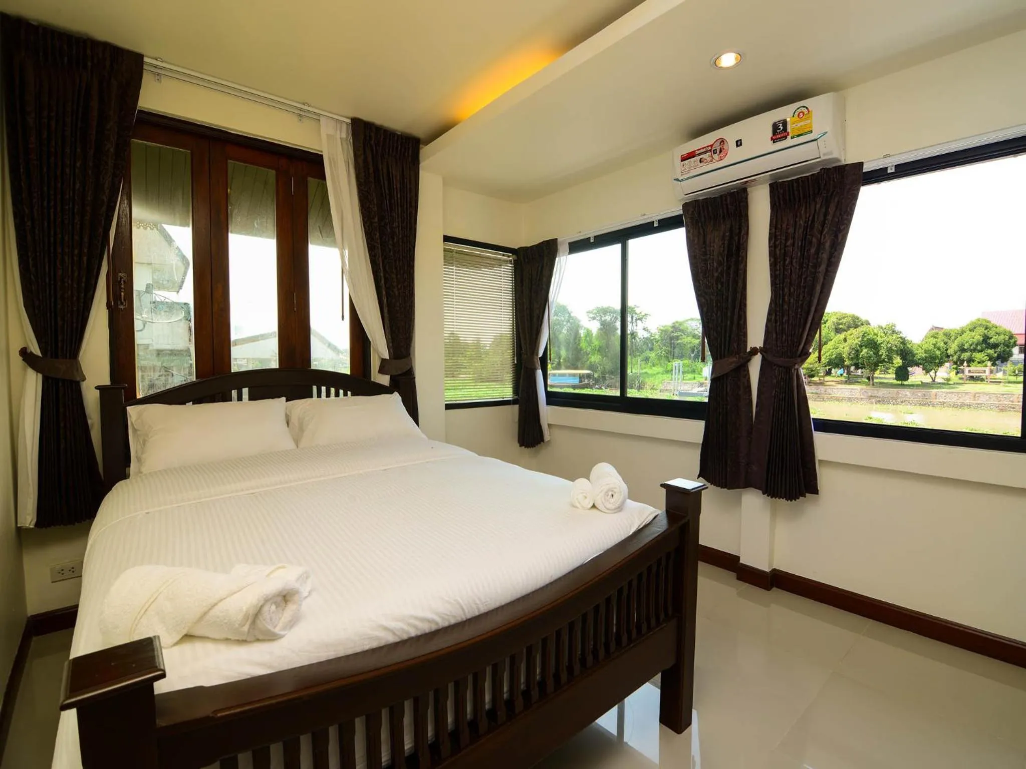 Bed in Ban U Thong Accommodations