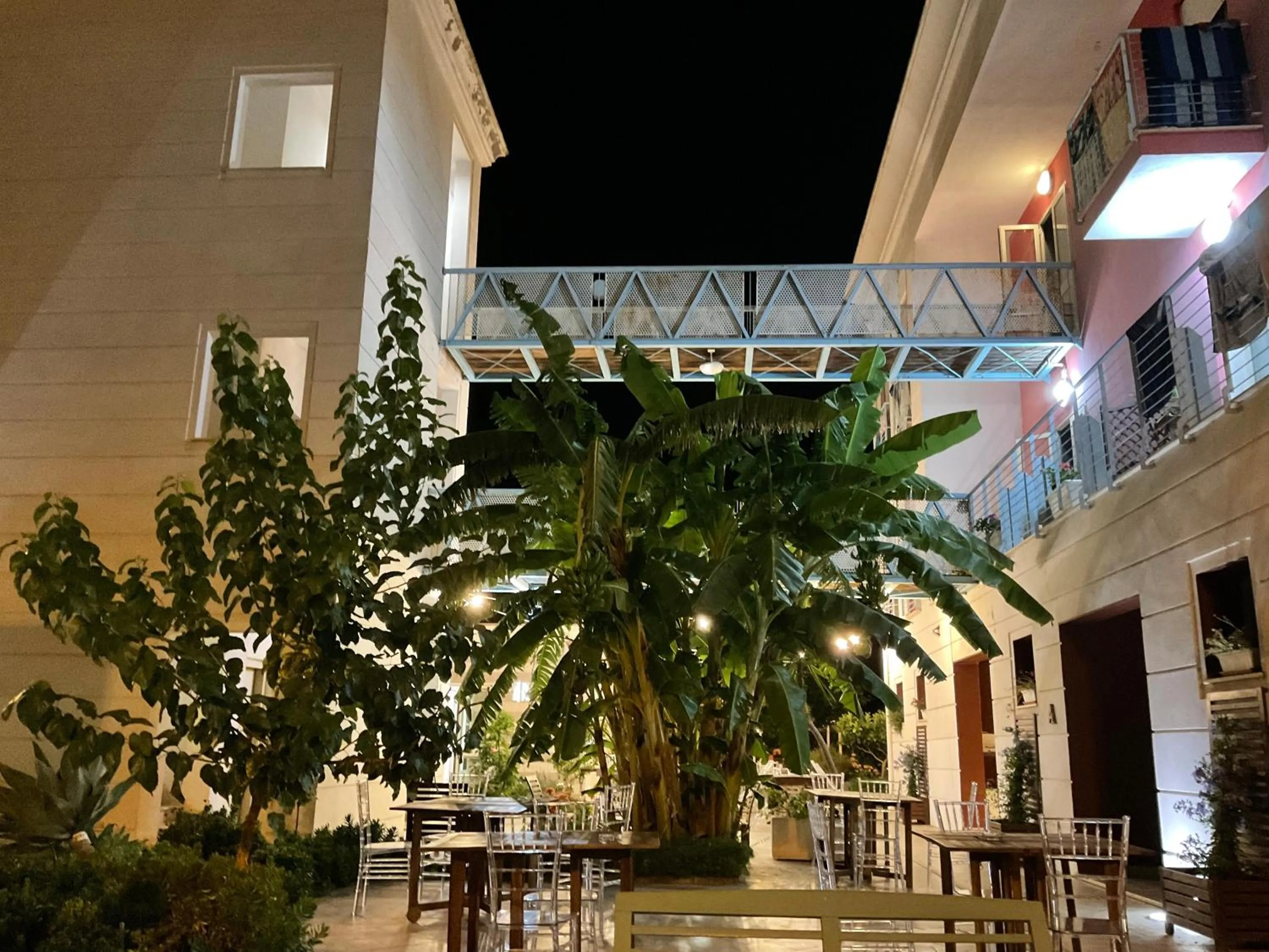 Restaurant/places to eat in Glemerald Hostel