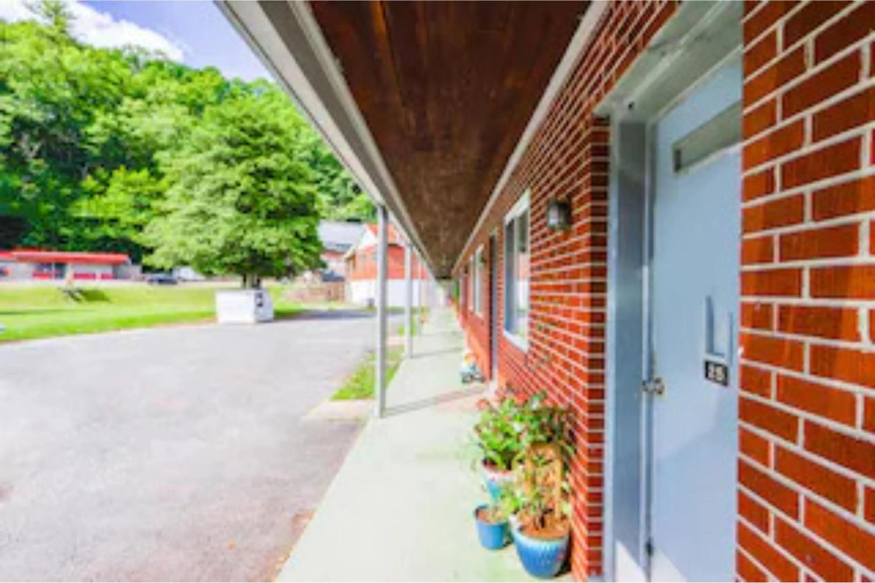 Facade/entrance in Travelers Inn by OYO Beaver, Hwy 19