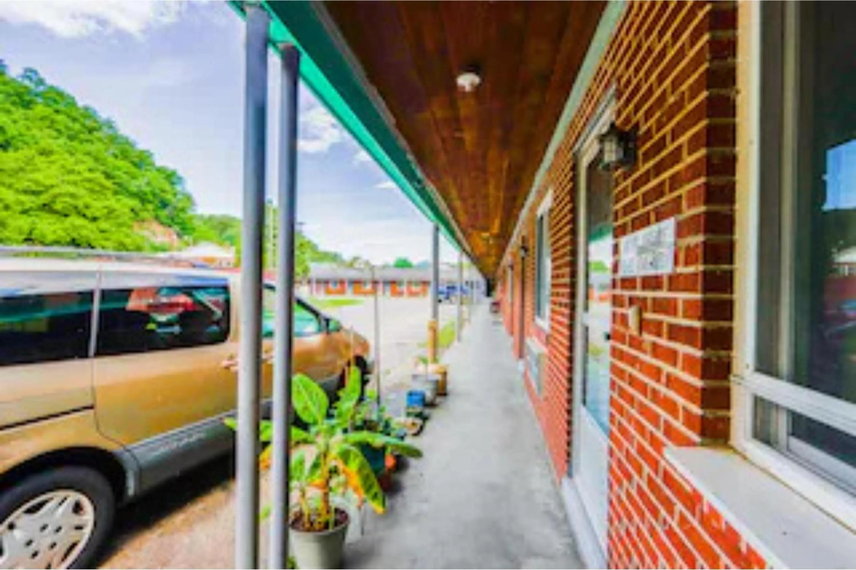 Facade/entrance in Travelers Inn by OYO Beaver, Hwy 19