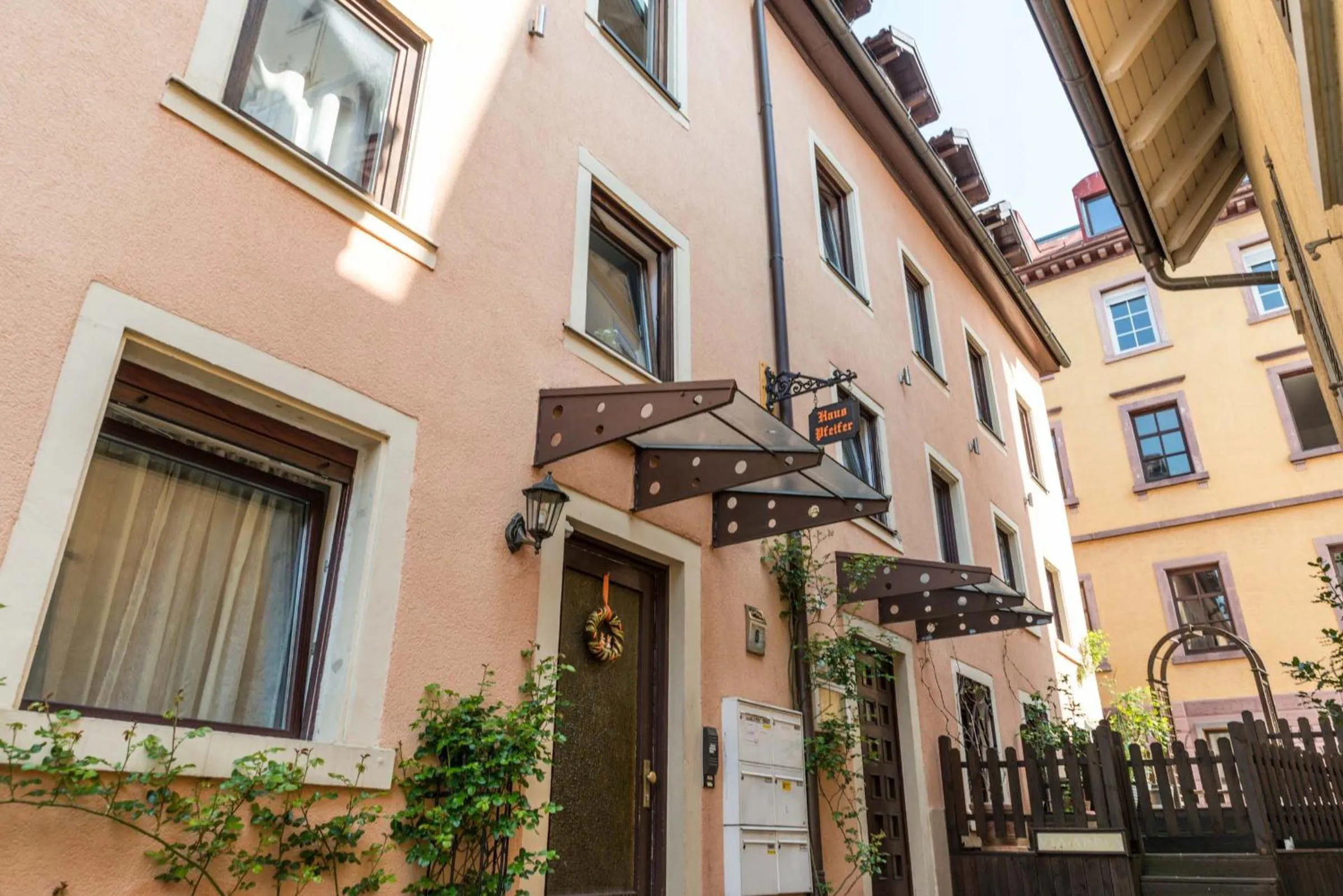 Facade/entrance in Apparthaus Pfeifer