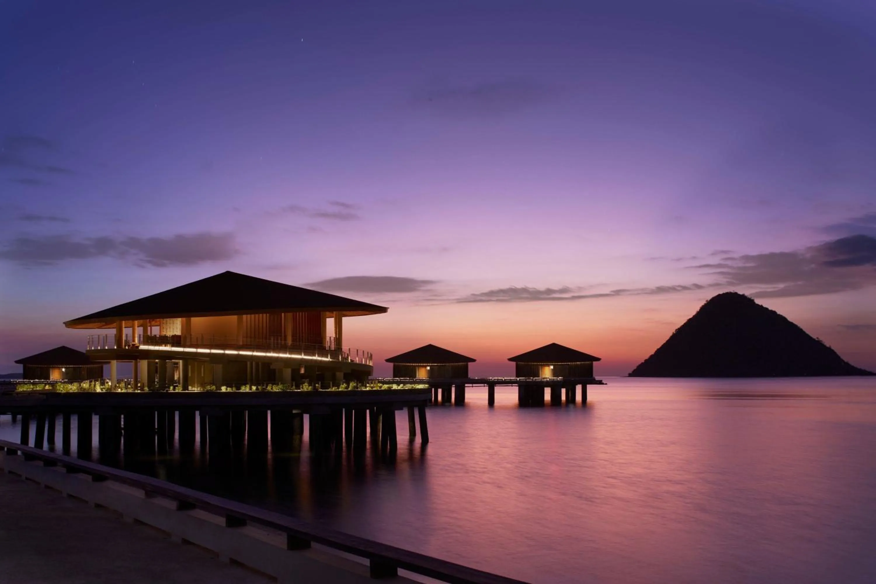 Lounge or bar in TA’AKTANA, a Luxury Collection Resort & Spa, Labuan Bajo