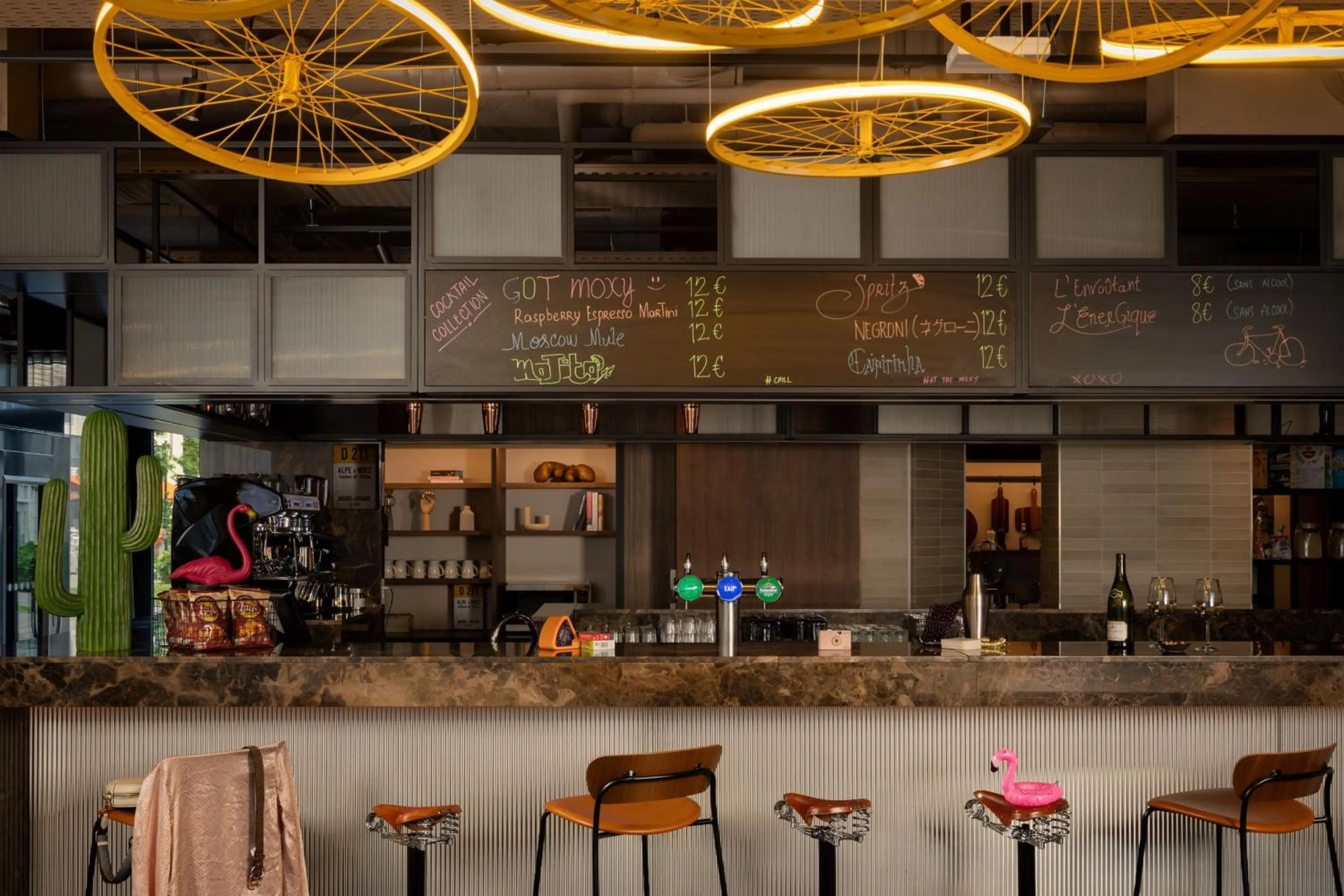 Lounge or bar in Moxy Paris Clamart