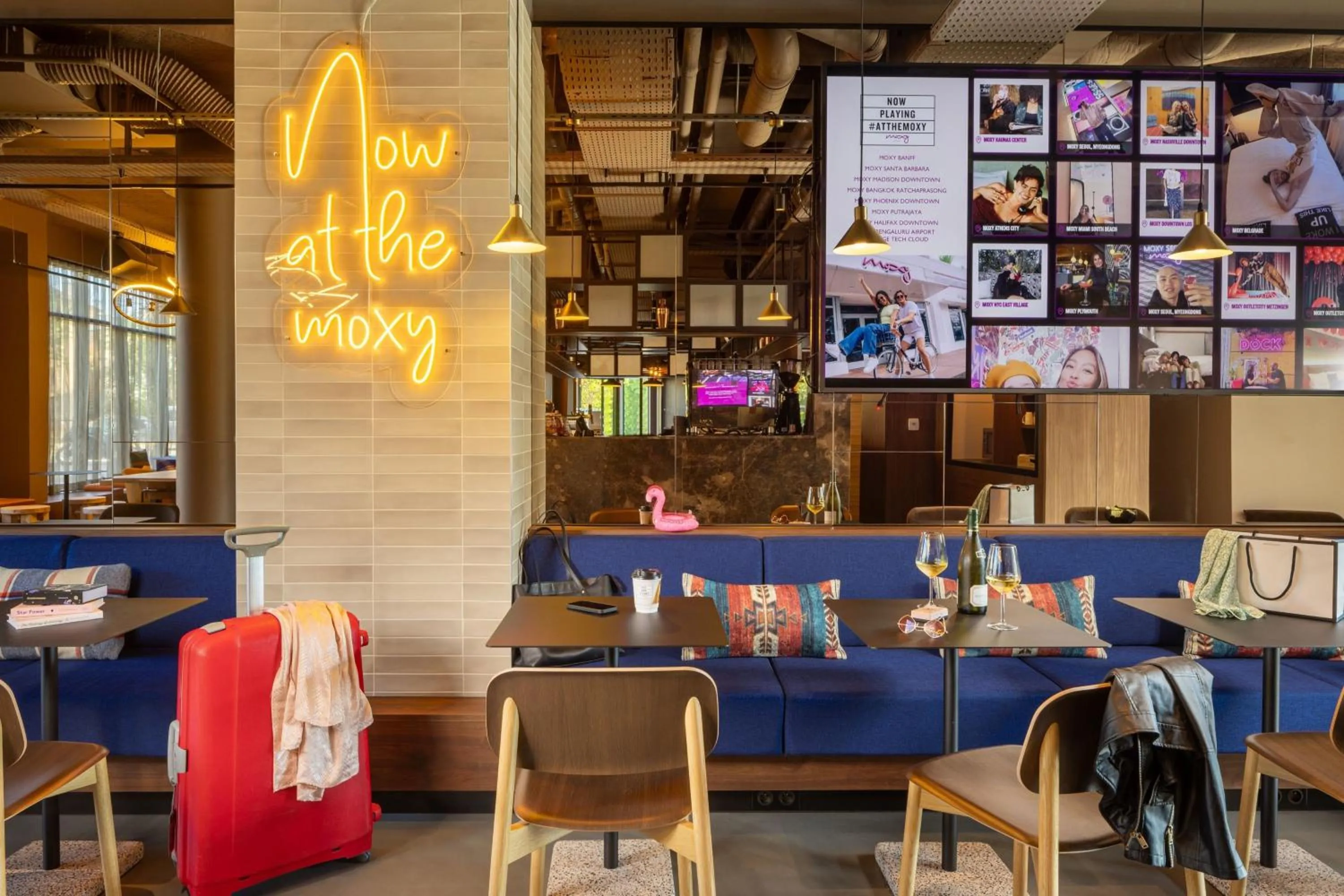 Restaurant/places to eat in Moxy Paris Clamart
