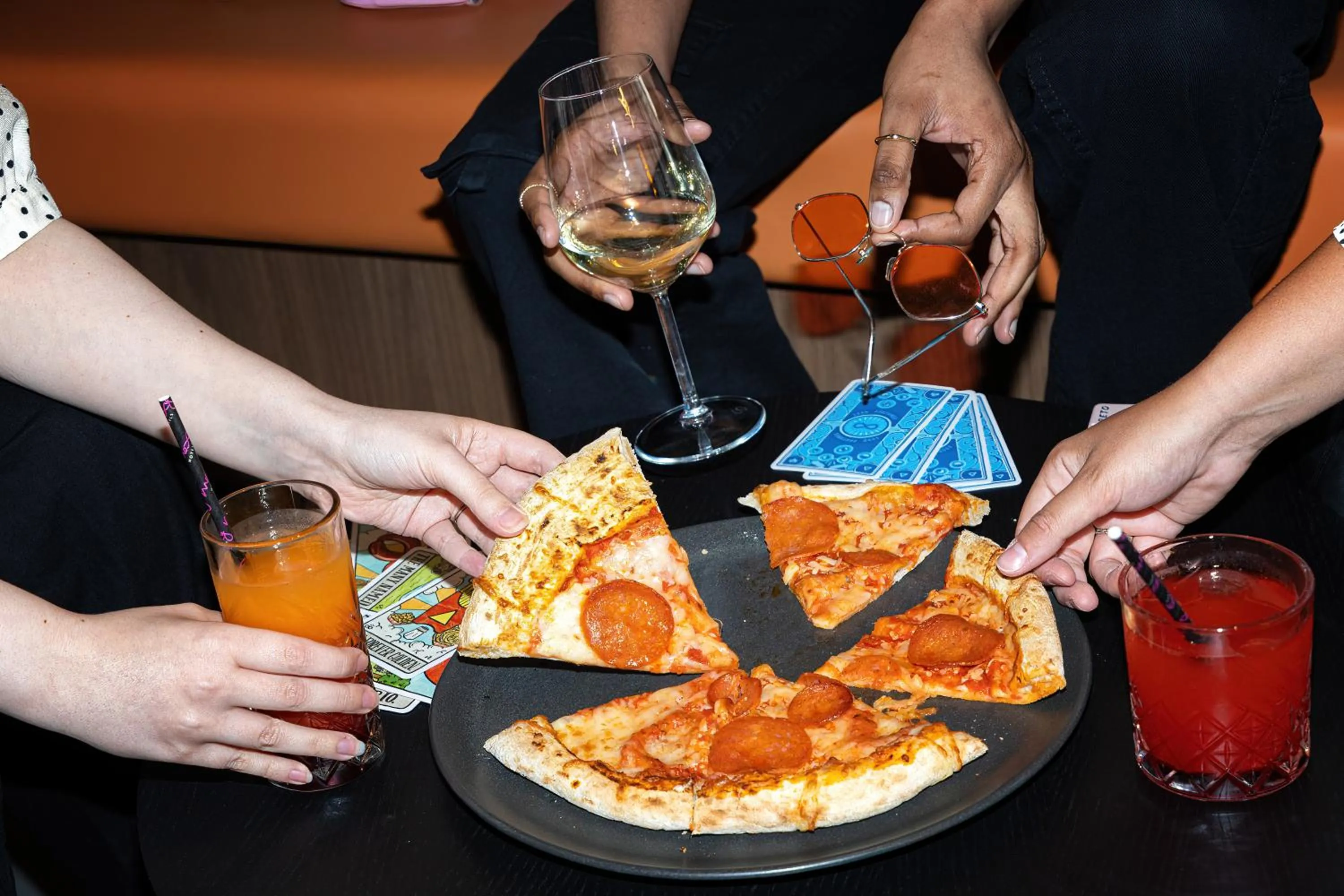 Lounge or bar in Moxy Paris Clamart