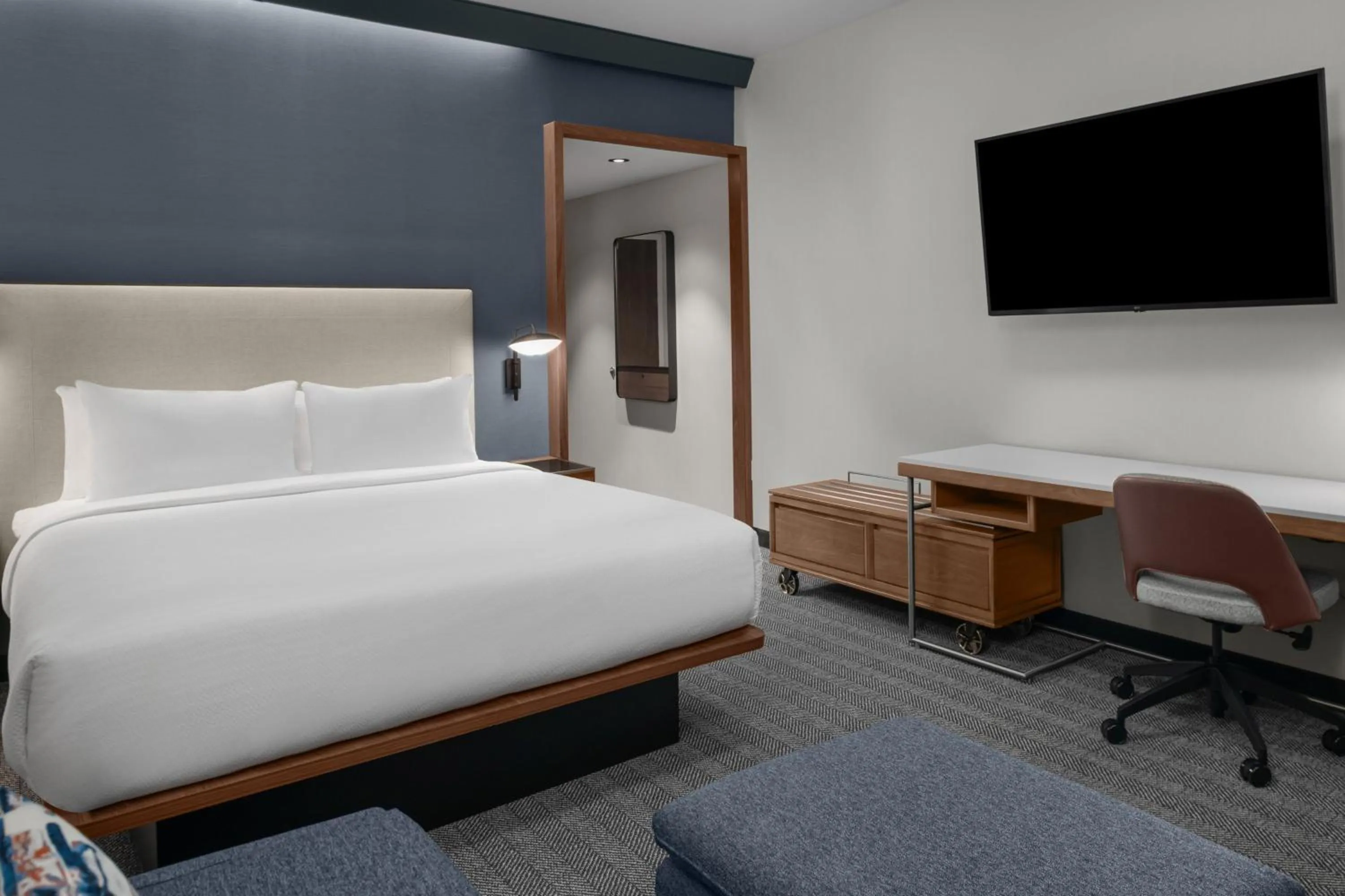 Photo of the whole room, Bed in Courtyard by Marriott Modesto North