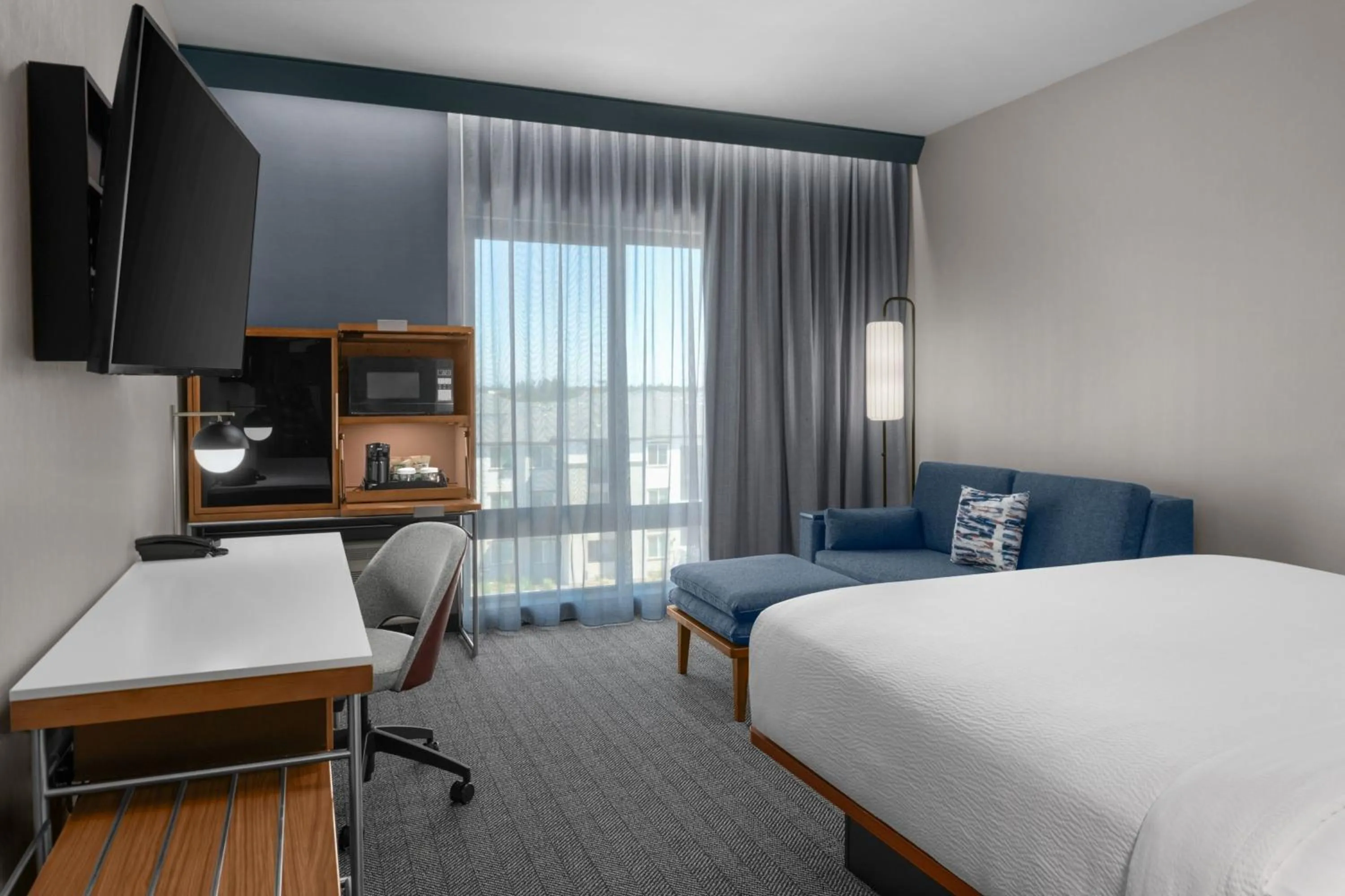 Photo of the whole room, Bed in Courtyard by Marriott Modesto North
