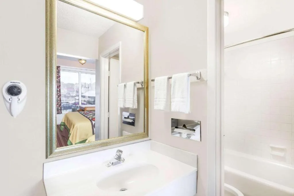 Bath in Arya Inn & Extended Stay