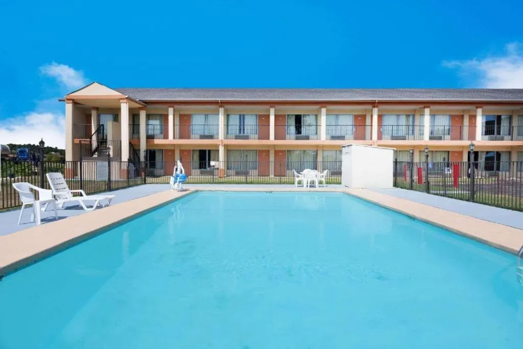 Swimming pool in Arya Inn & Extended Stay