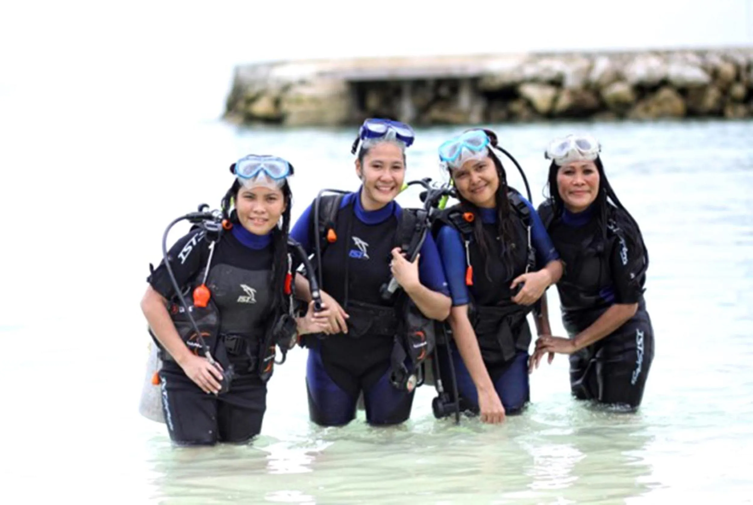 People in Cuna Mangodlong Paradise Beach Resort