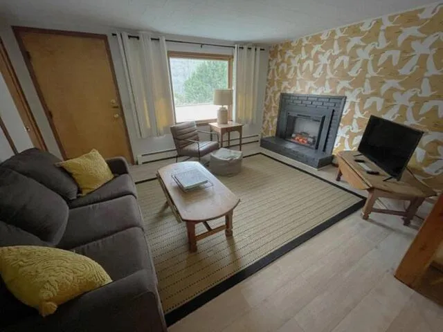 Communal lounge/ TV room in Berkshire Valley Inn