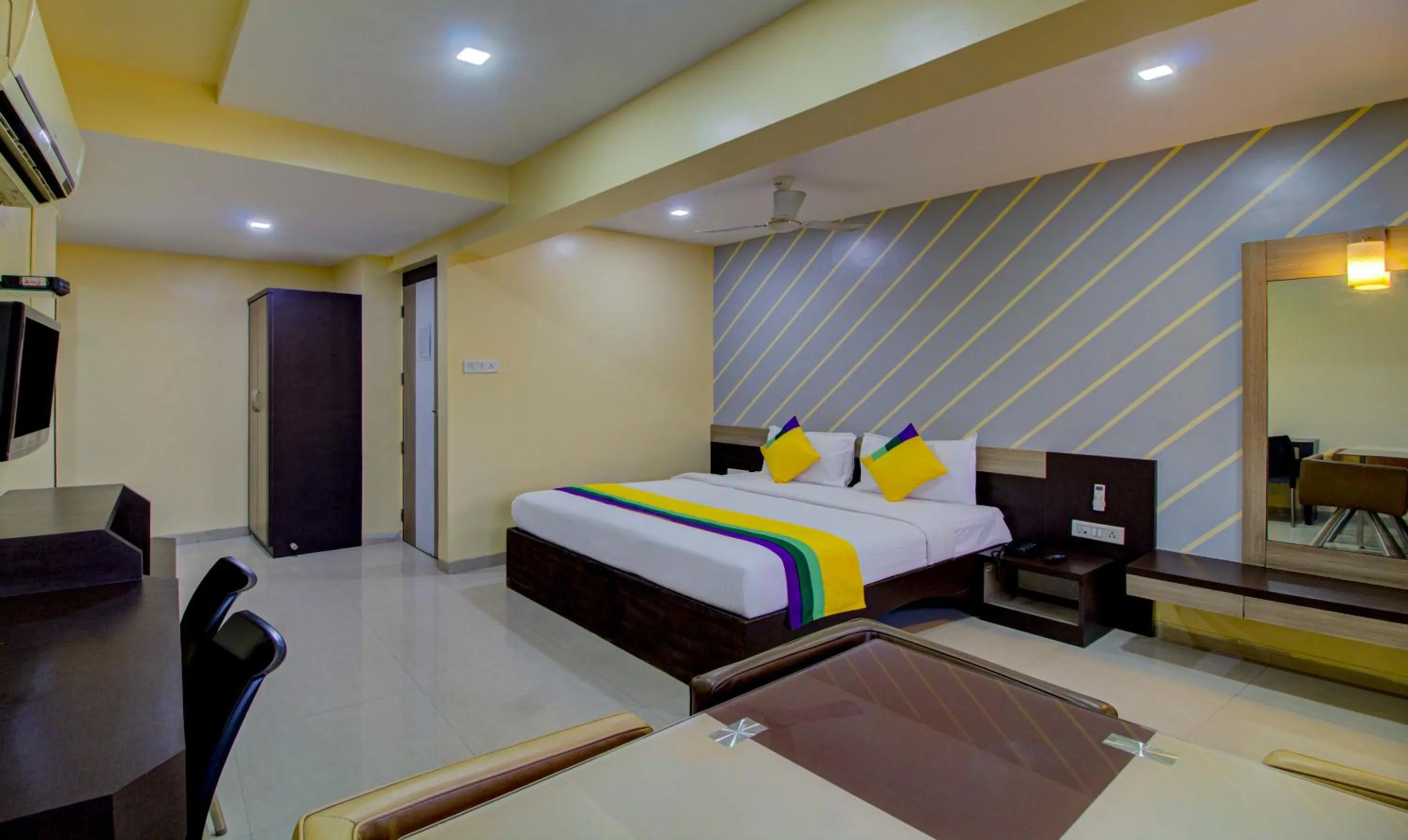Photo of the whole room, Bed in Itsy Hotels Prince Regency