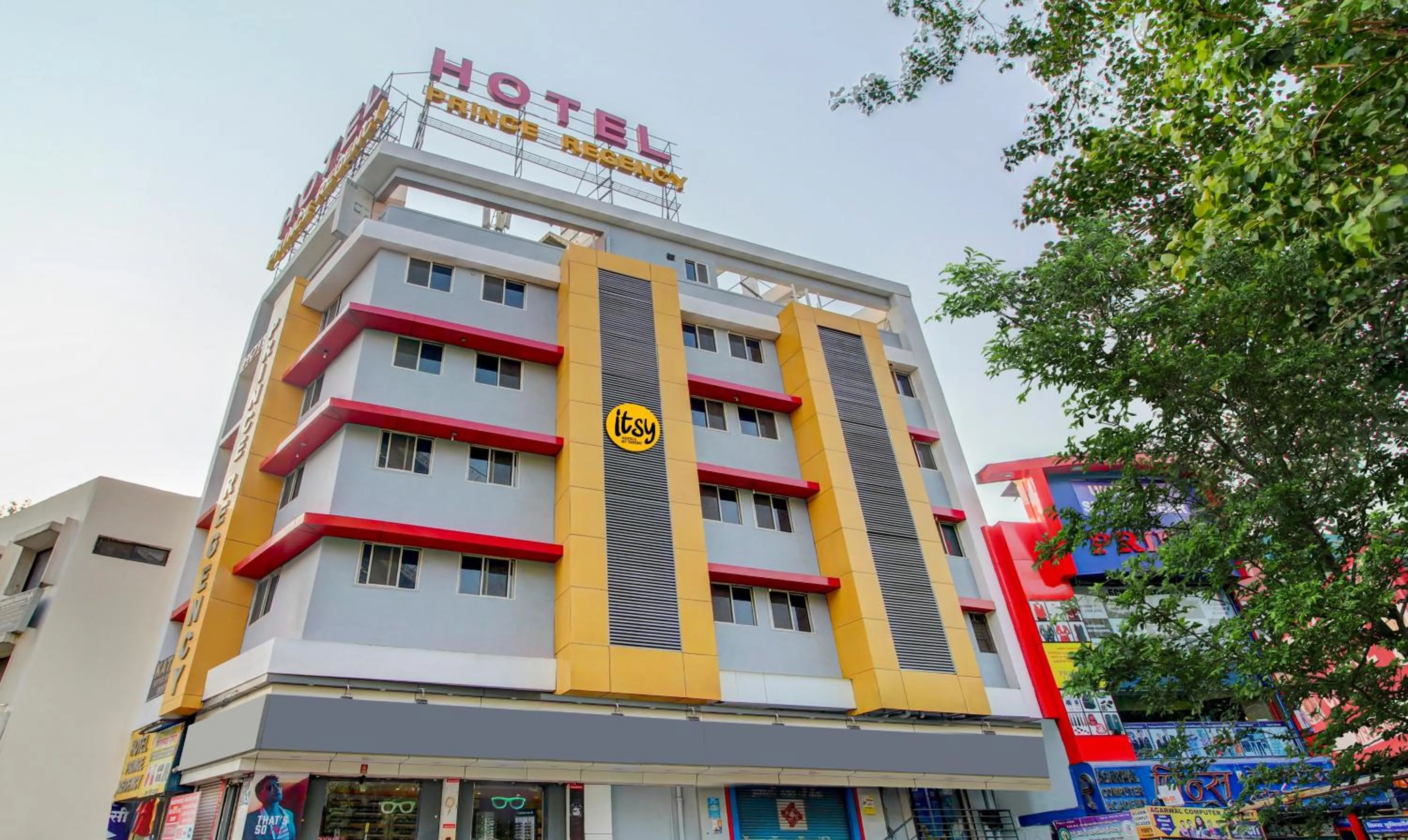 Property building in Itsy Hotels Prince Regency