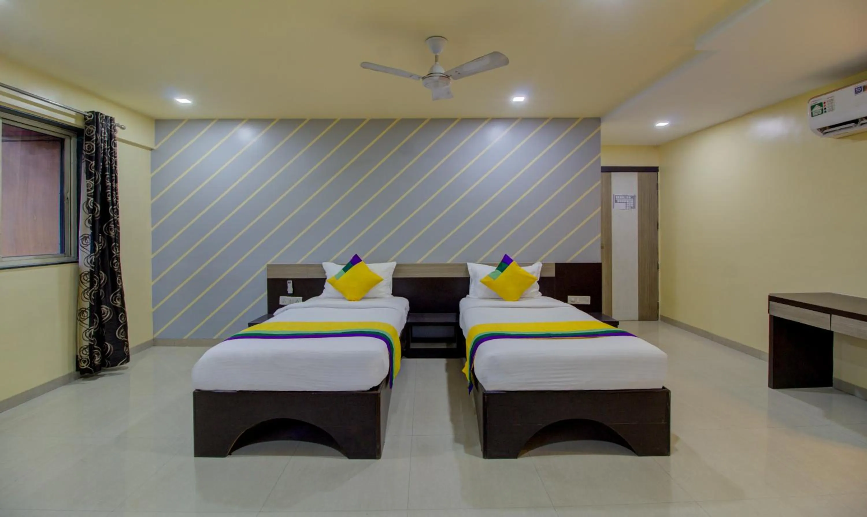 Bedroom, Bed in Itsy Hotels Prince Regency
