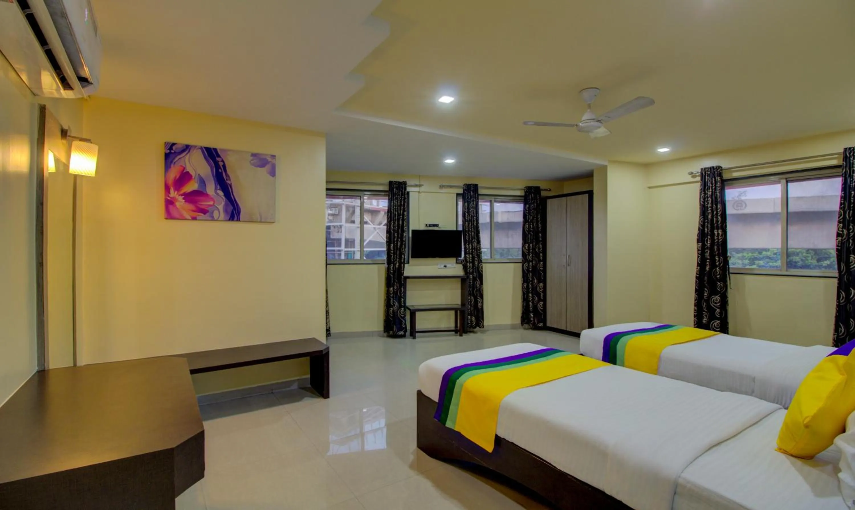 Bedroom, Bed in Itsy Hotels Prince Regency