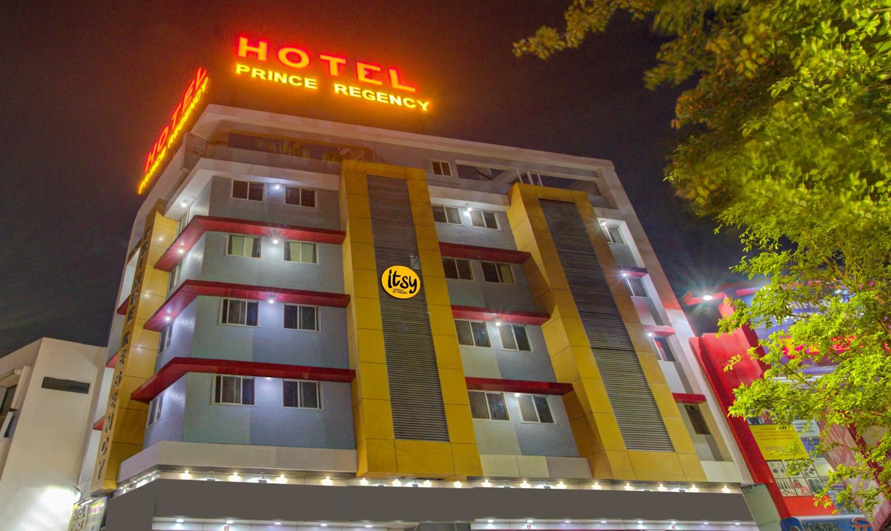 Property building in Itsy Hotels Prince Regency