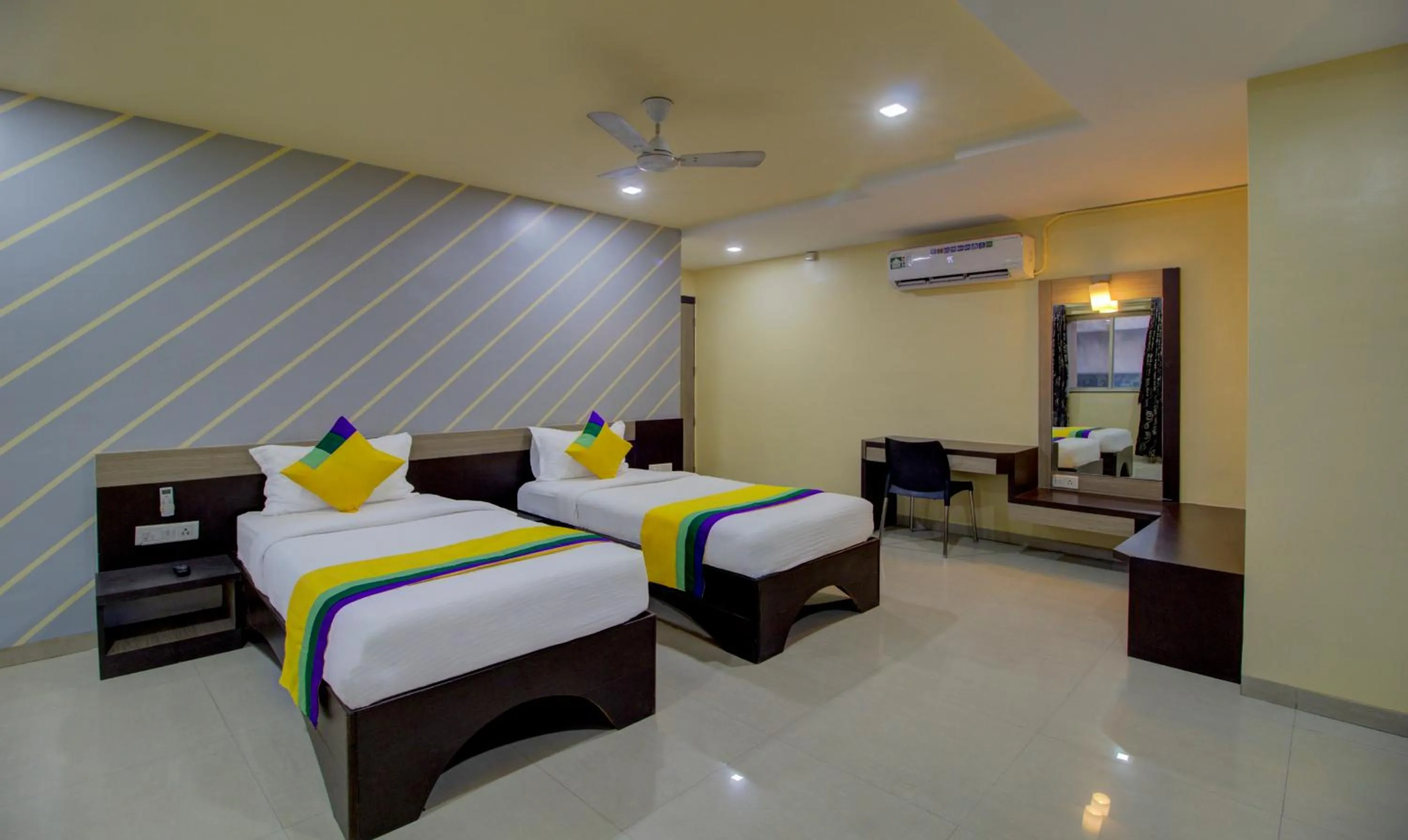 Bedroom, Bed in Itsy Hotels Prince Regency