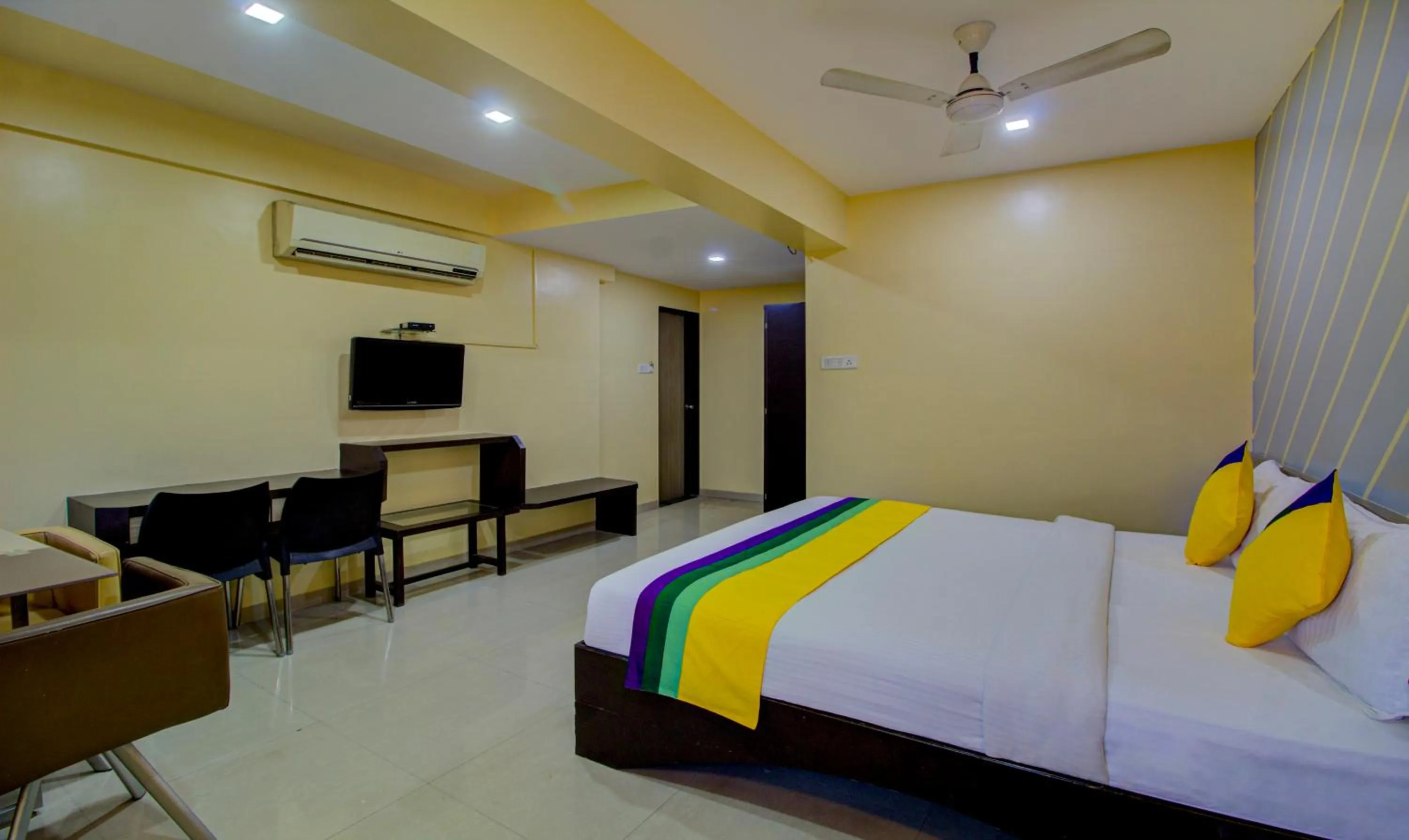 Bedroom, Bed in Itsy Hotels Prince Regency