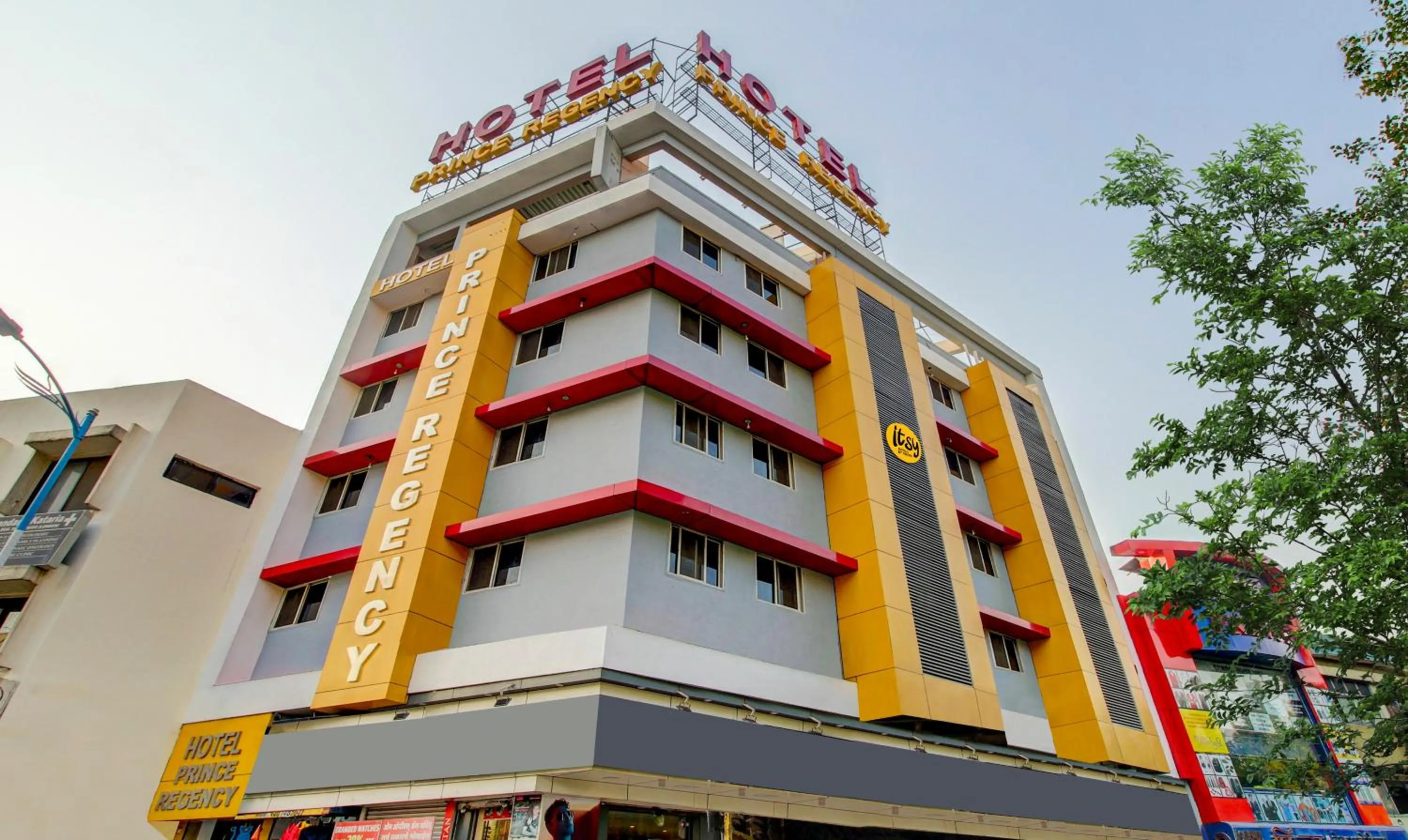 Property building in Itsy Hotels Prince Regency