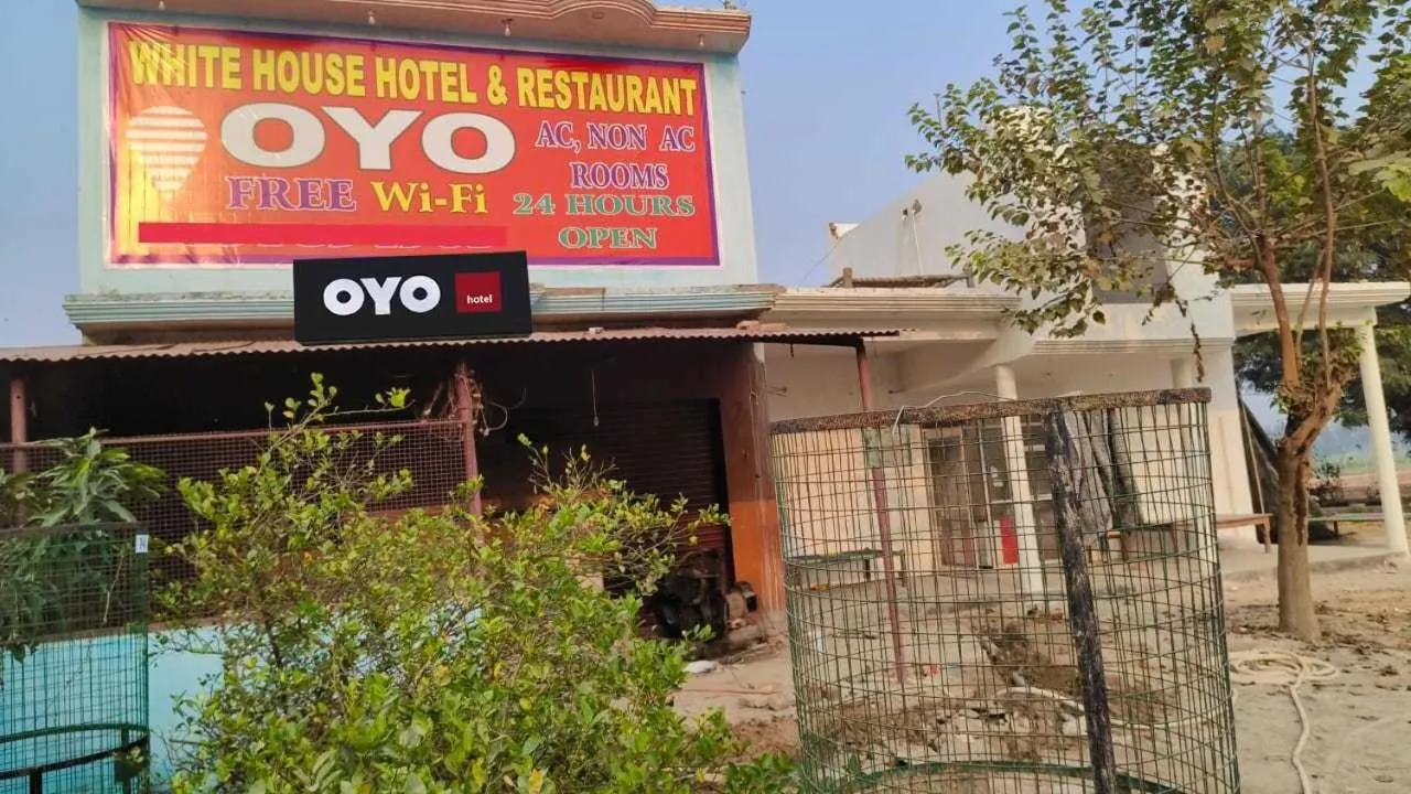 Facade/entrance in OYO 82147 White Palace