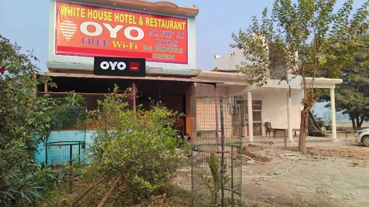 Facade/entrance in OYO 82147 White Palace