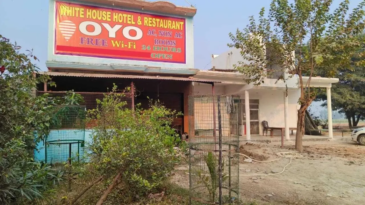 Facade/entrance in OYO 82147 White Palace
