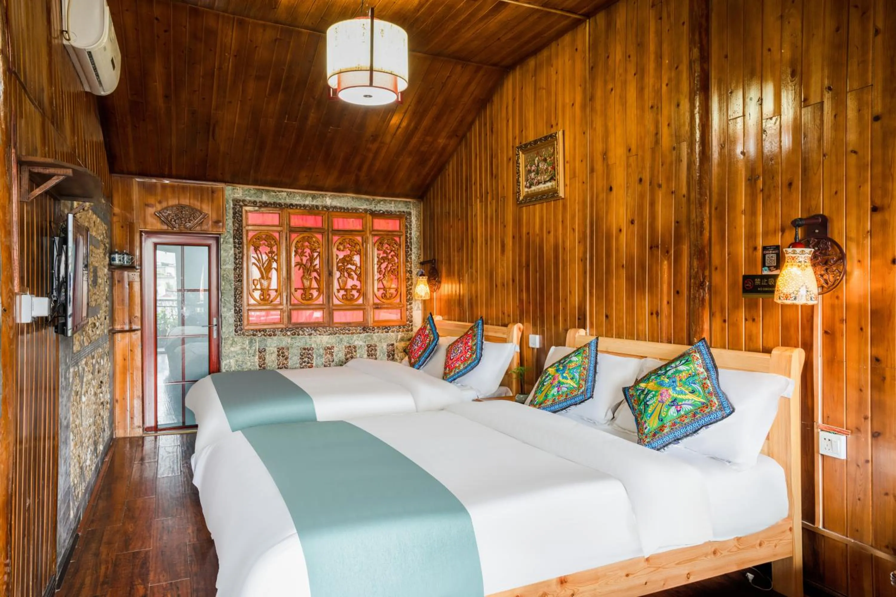 Bed in Lijiang Ancient City View Inn