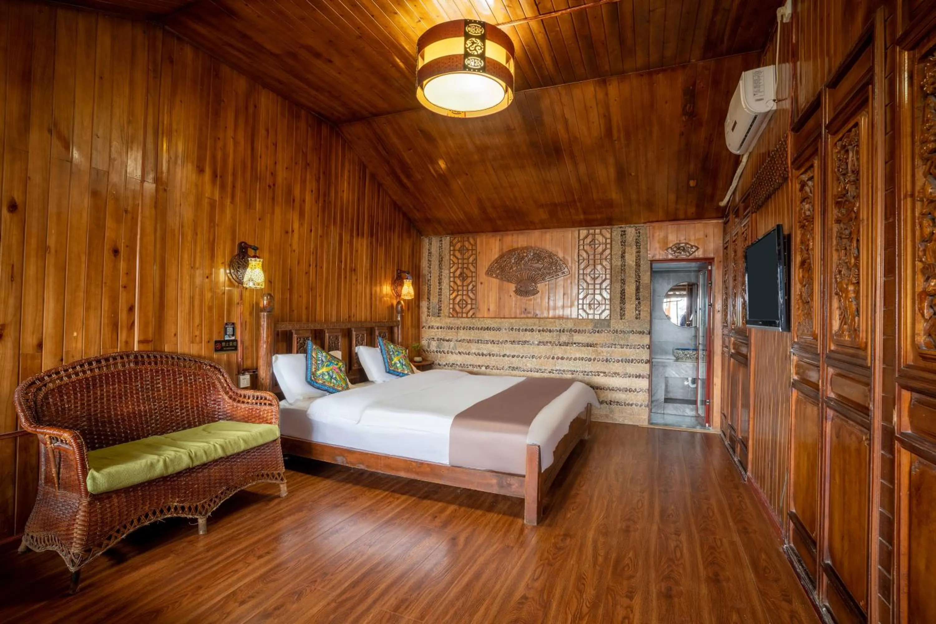 Bed in Lijiang Ancient City View Inn