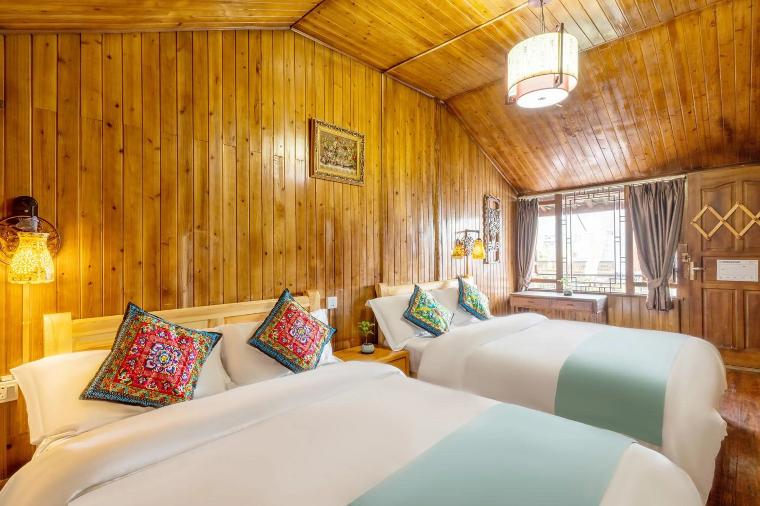 Bed in Lijiang Ancient City View Inn