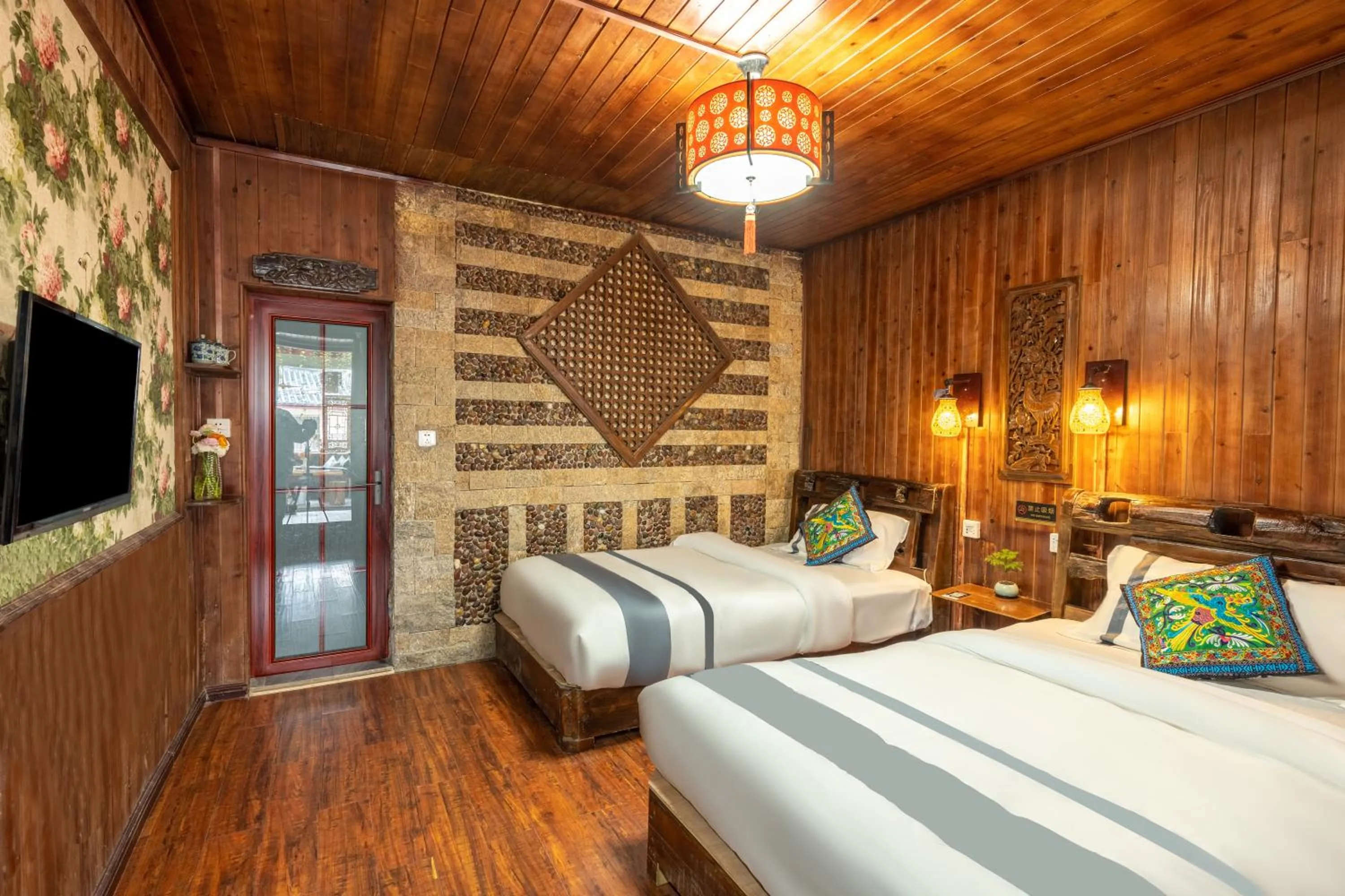 Bed in Lijiang Ancient City View Inn