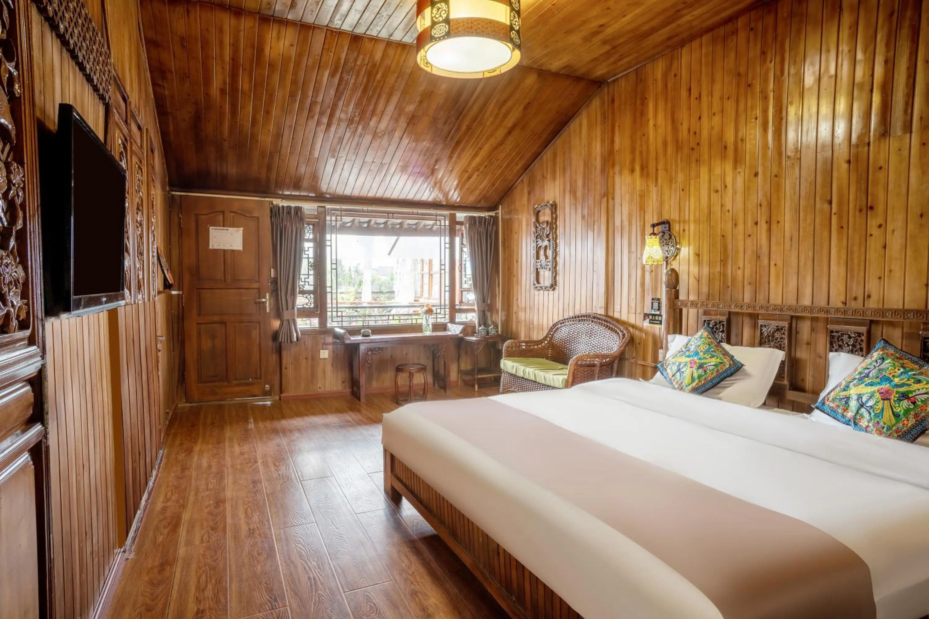 Bed in Lijiang Ancient City View Inn