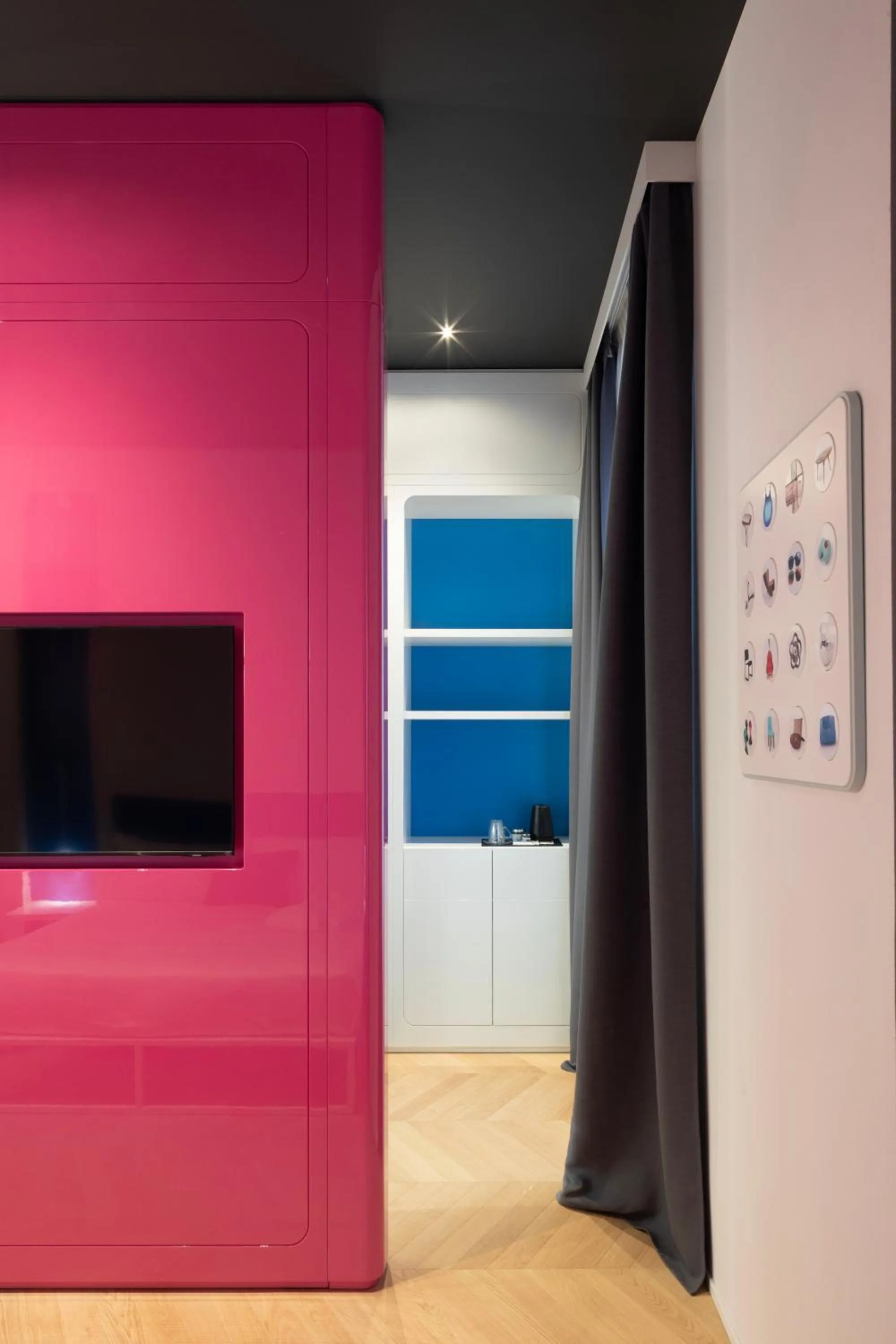 TV and multimedia in Interno Marche Design Experience Hotel