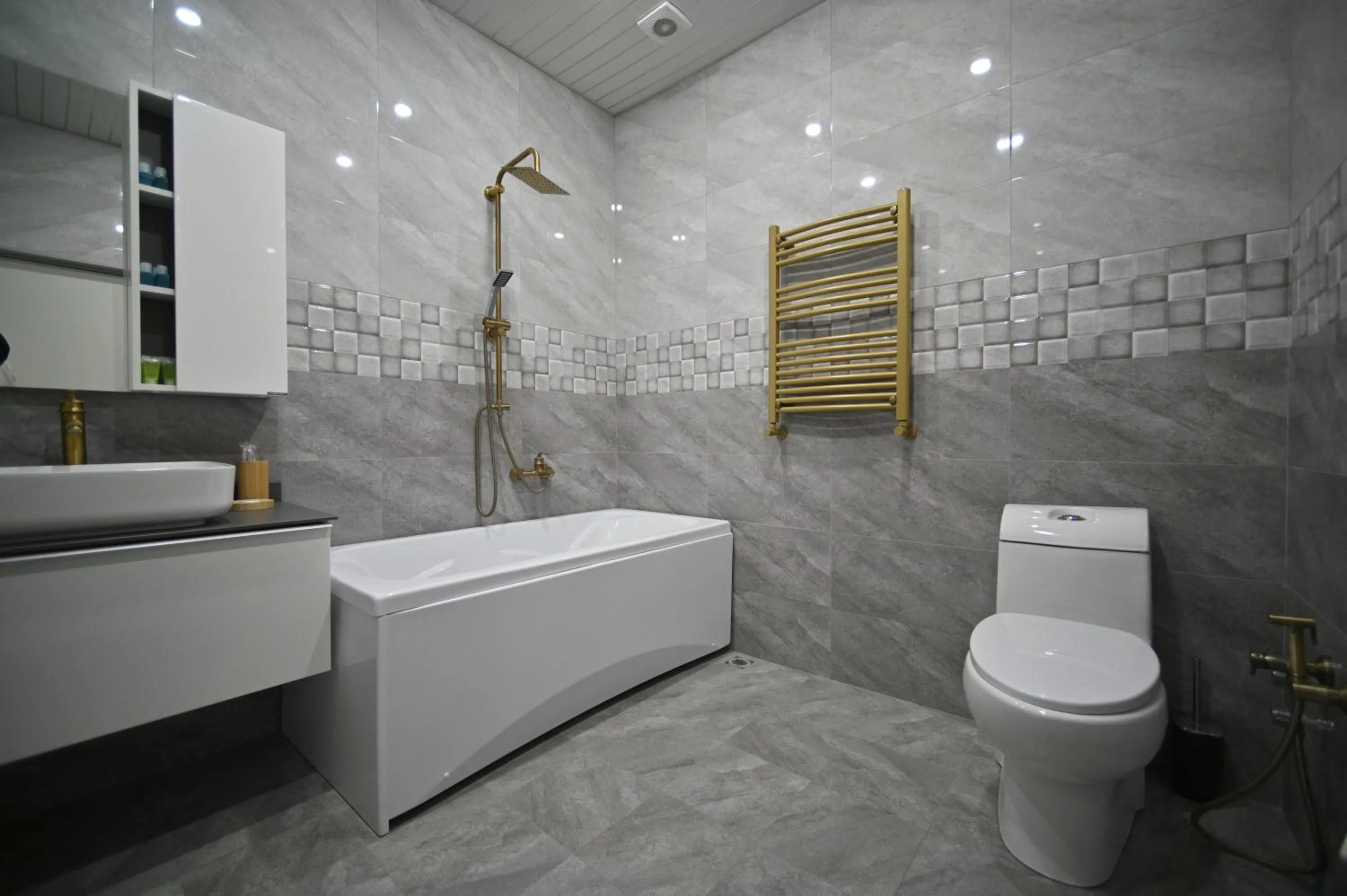 Shower in Colette Hotel