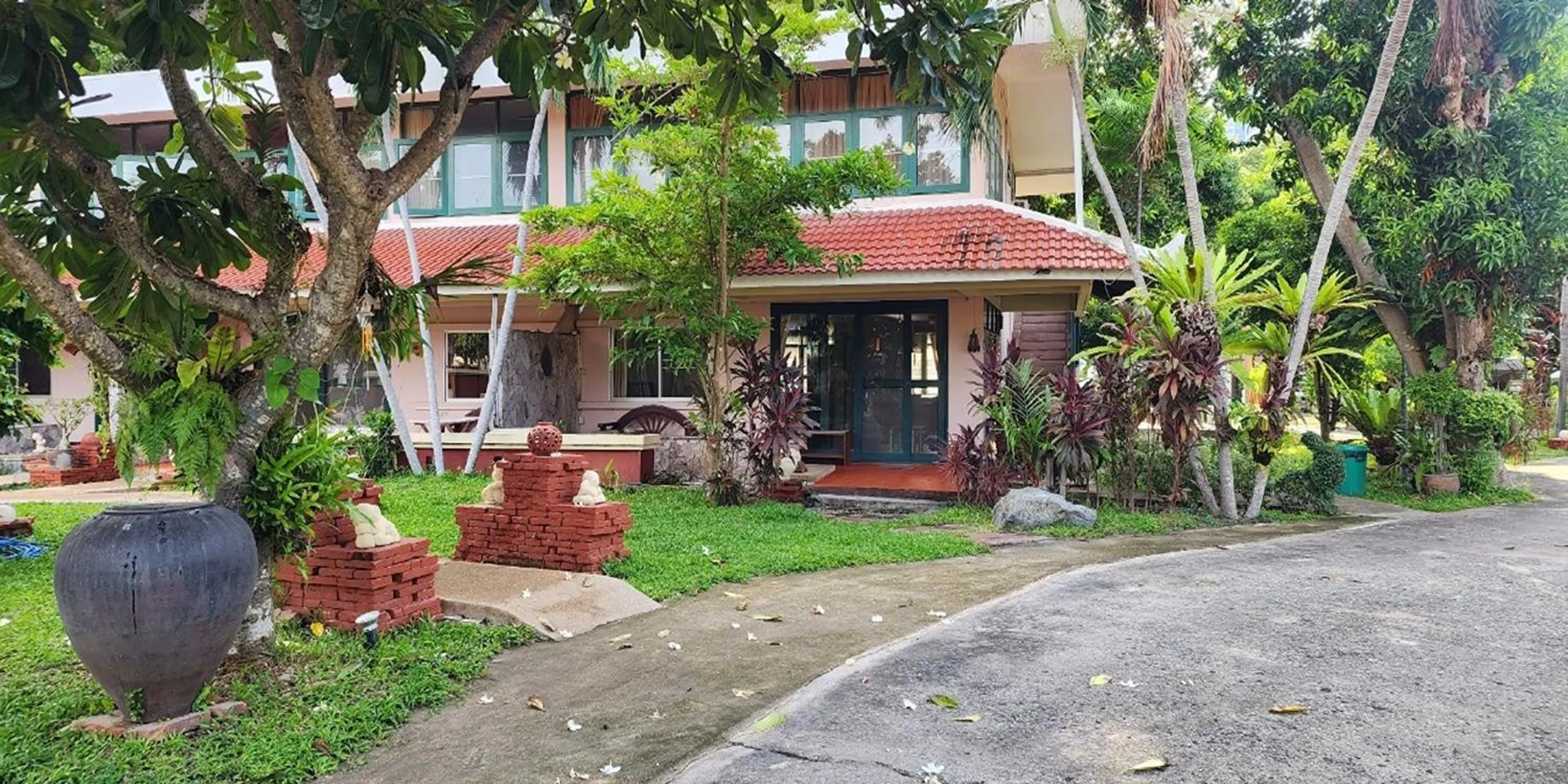 Property building in Safari Riviera Resort