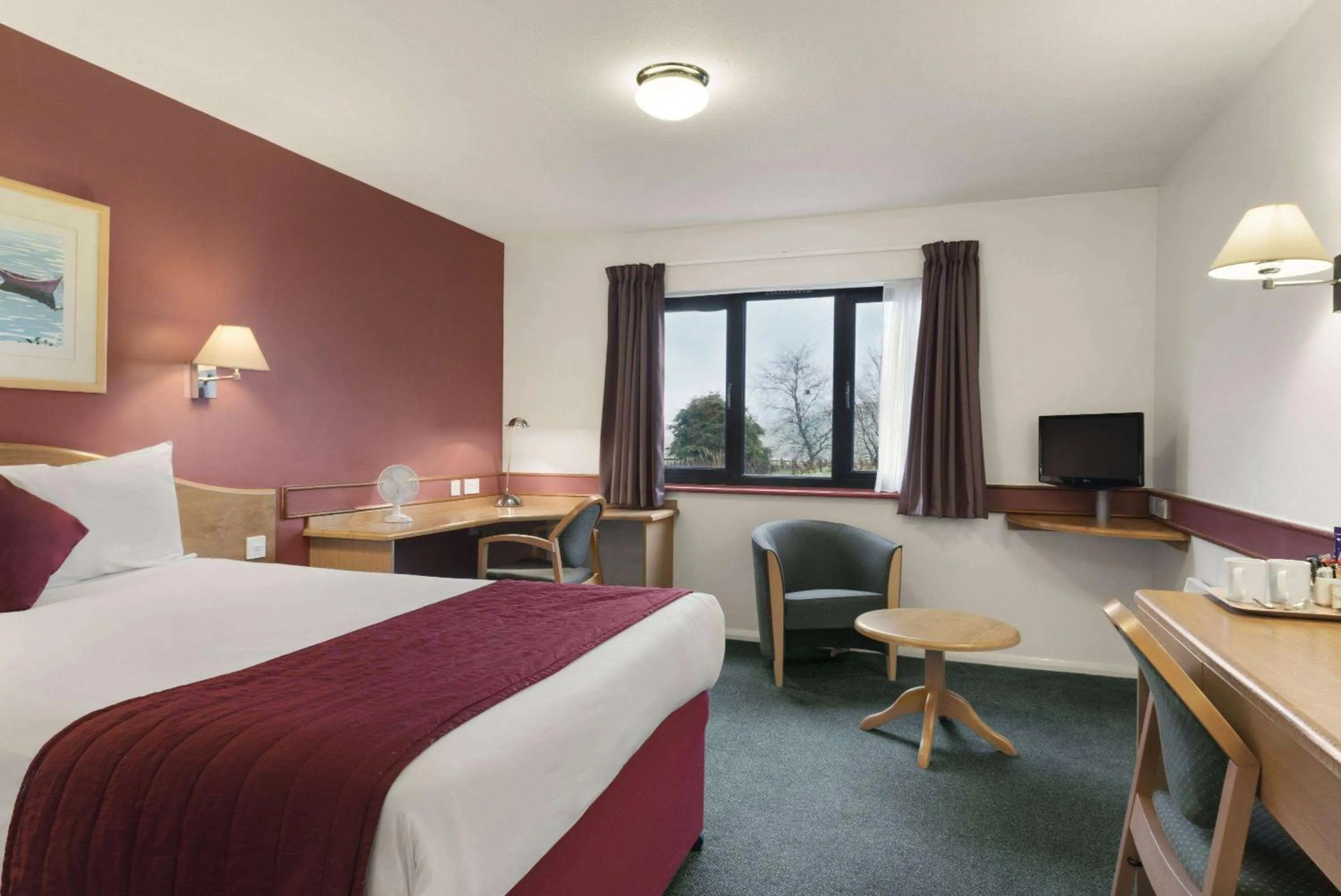 Photo of the whole room, Bed in Days Inn Hotel Abington - Glasgow