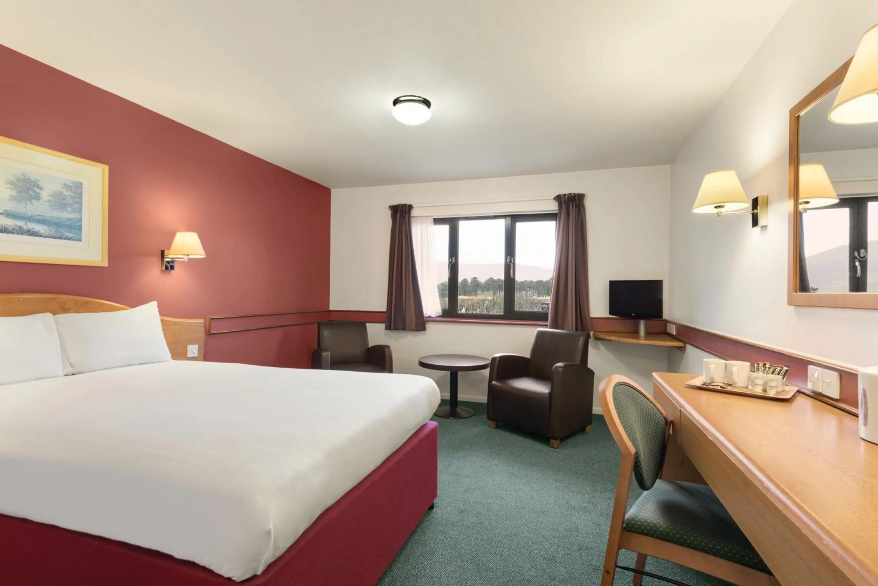 Photo of the whole room, Bed in Days Inn Hotel Abington - Glasgow