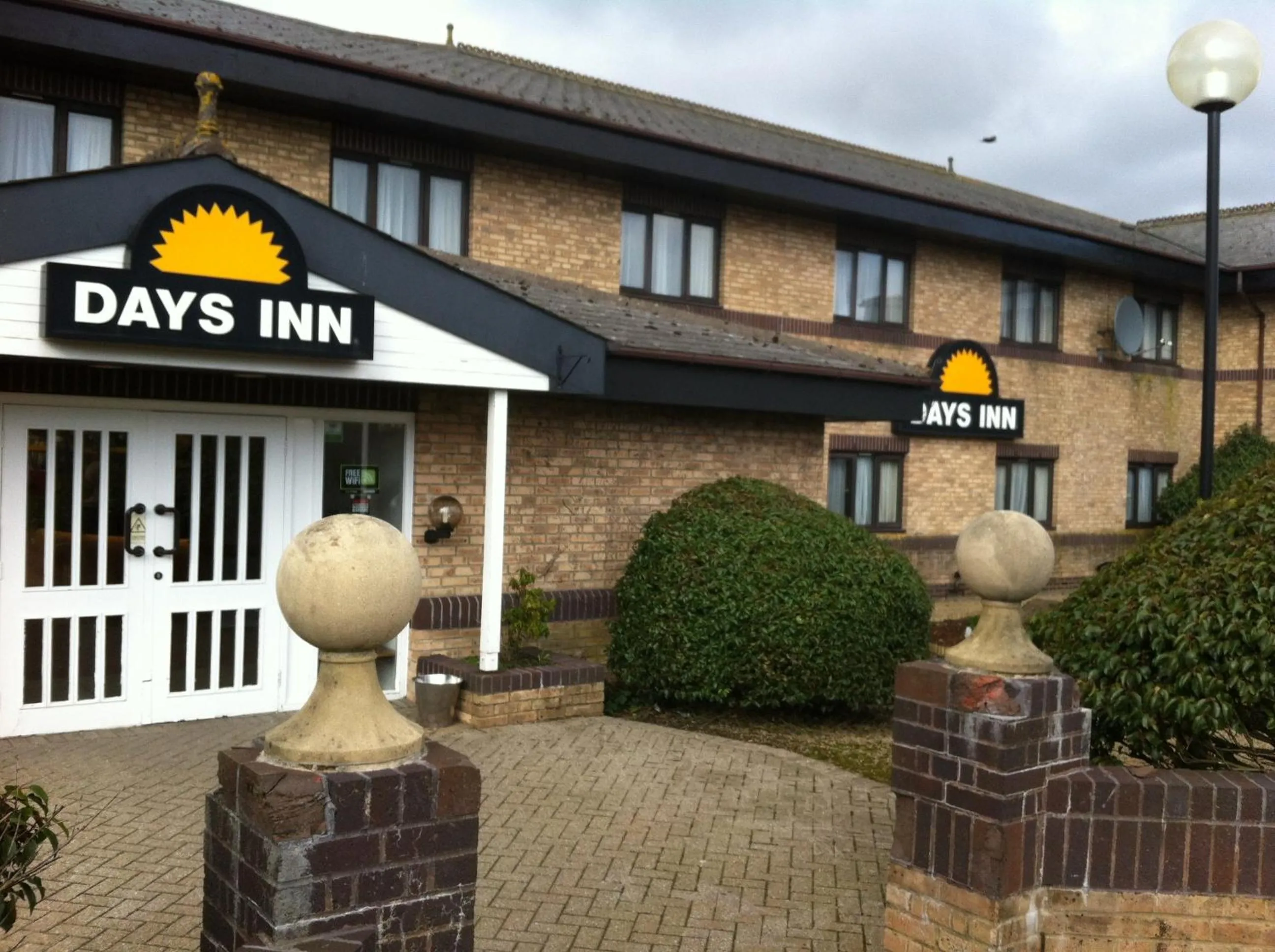 Facade/entrance in Days Inn Hotel Abington - Glasgow